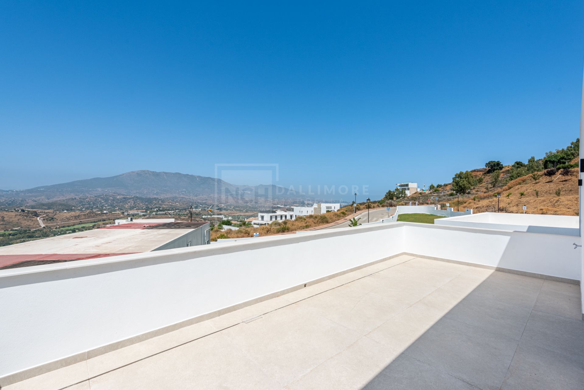 VILLA DE OBRA NUEVA CON IMPRESIONANTES VISTAS A LA MONTAÑA EN LA CALA GOLF RESORT