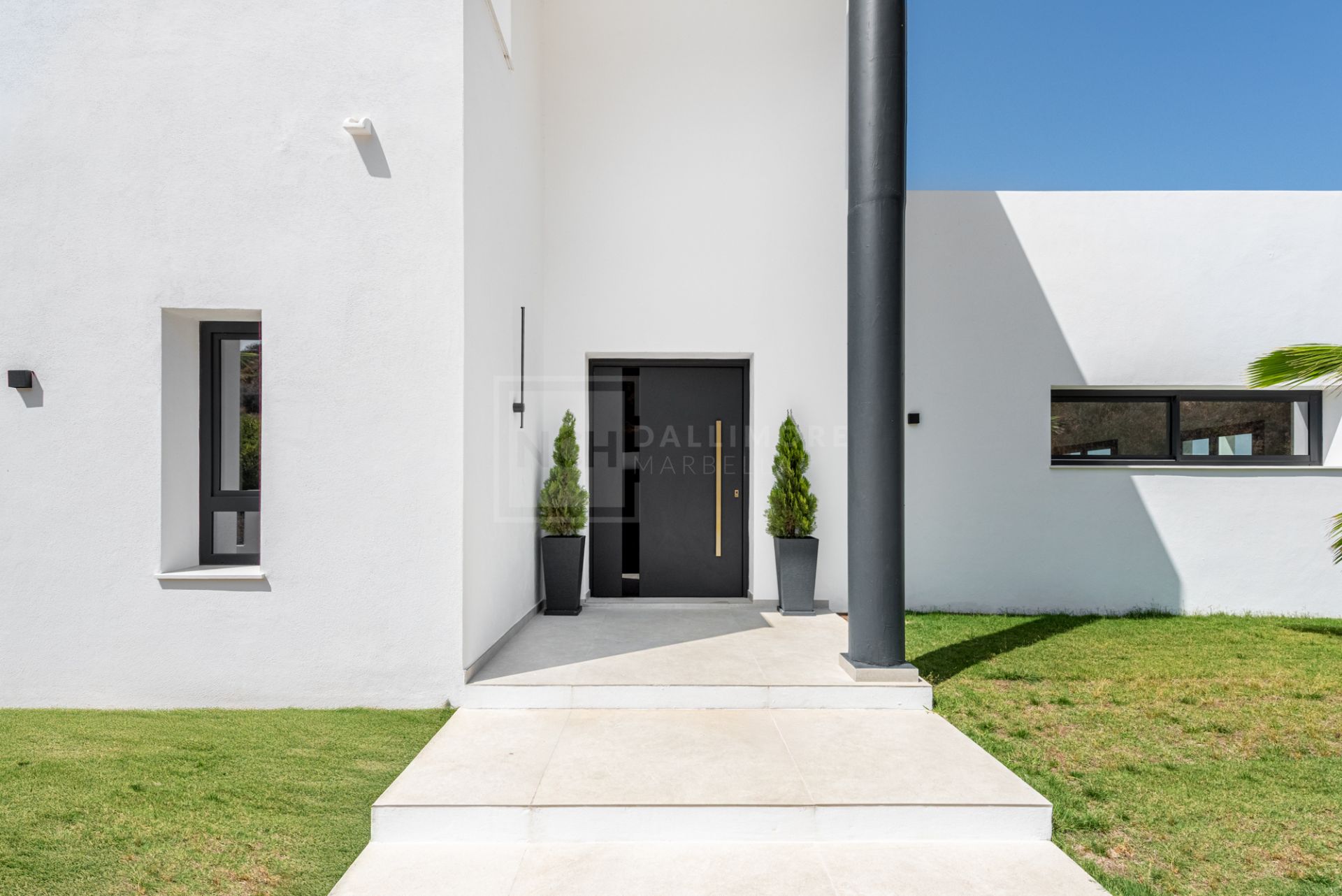 VILLA DE OBRA NUEVA CON IMPRESIONANTES VISTAS A LA MONTAÑA EN LA CALA GOLF RESORT