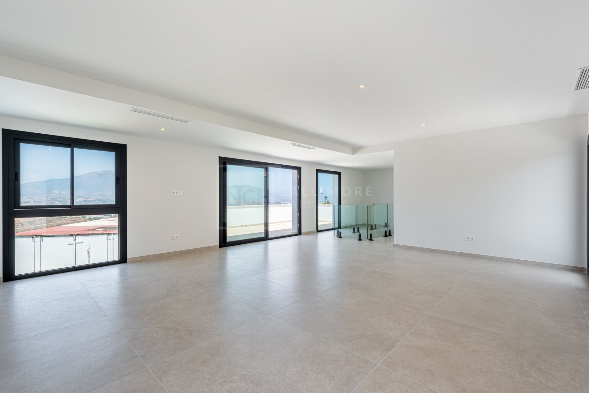 VILLA DE OBRA NUEVA CON IMPRESIONANTES VISTAS A LA MONTAÑA EN LA CALA GOLF RESORT