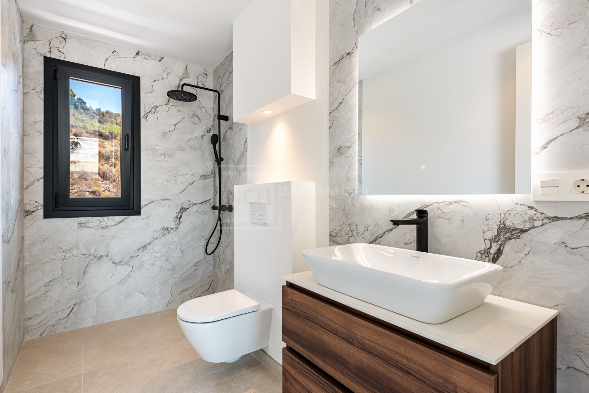 VILLA DE OBRA NUEVA CON IMPRESIONANTES VISTAS A LA MONTAÑA EN LA CALA GOLF RESORT