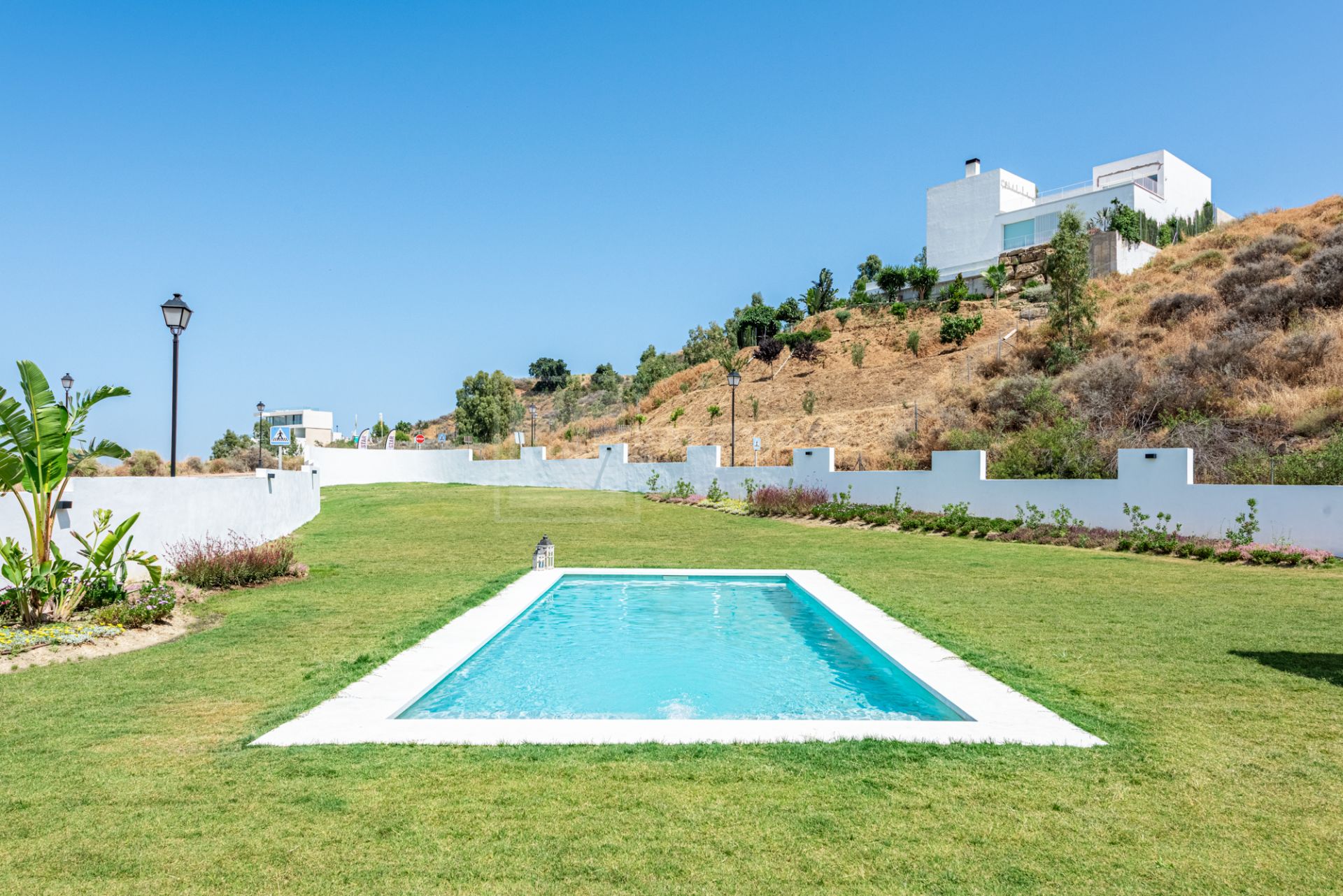 VILLA DE OBRA NUEVA CON IMPRESIONANTES VISTAS A LA MONTAÑA EN LA CALA GOLF RESORT