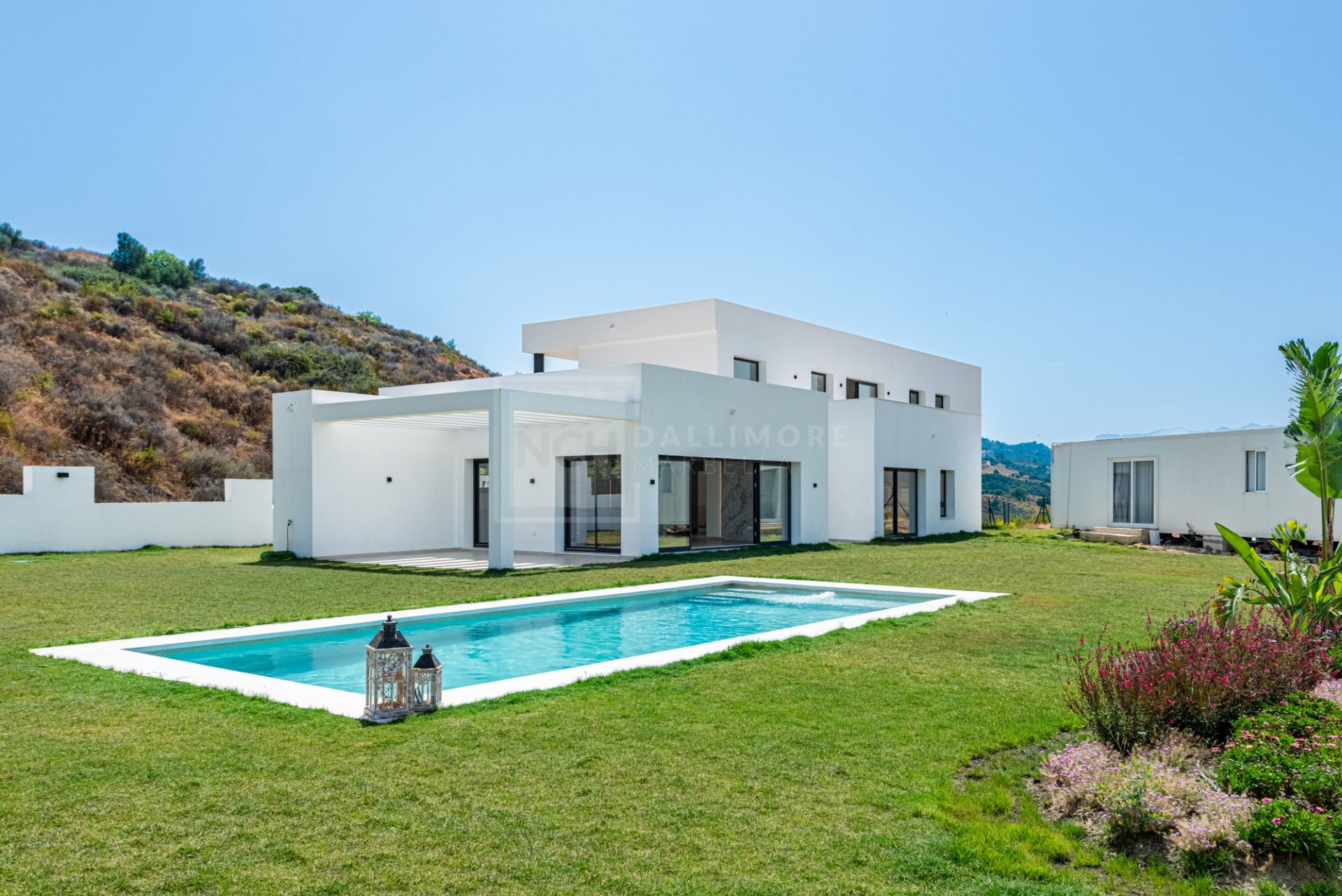 VILLA DE OBRA NUEVA CON IMPRESIONANTES VISTAS A LA MONTAÑA EN LA CALA GOLF RESORT