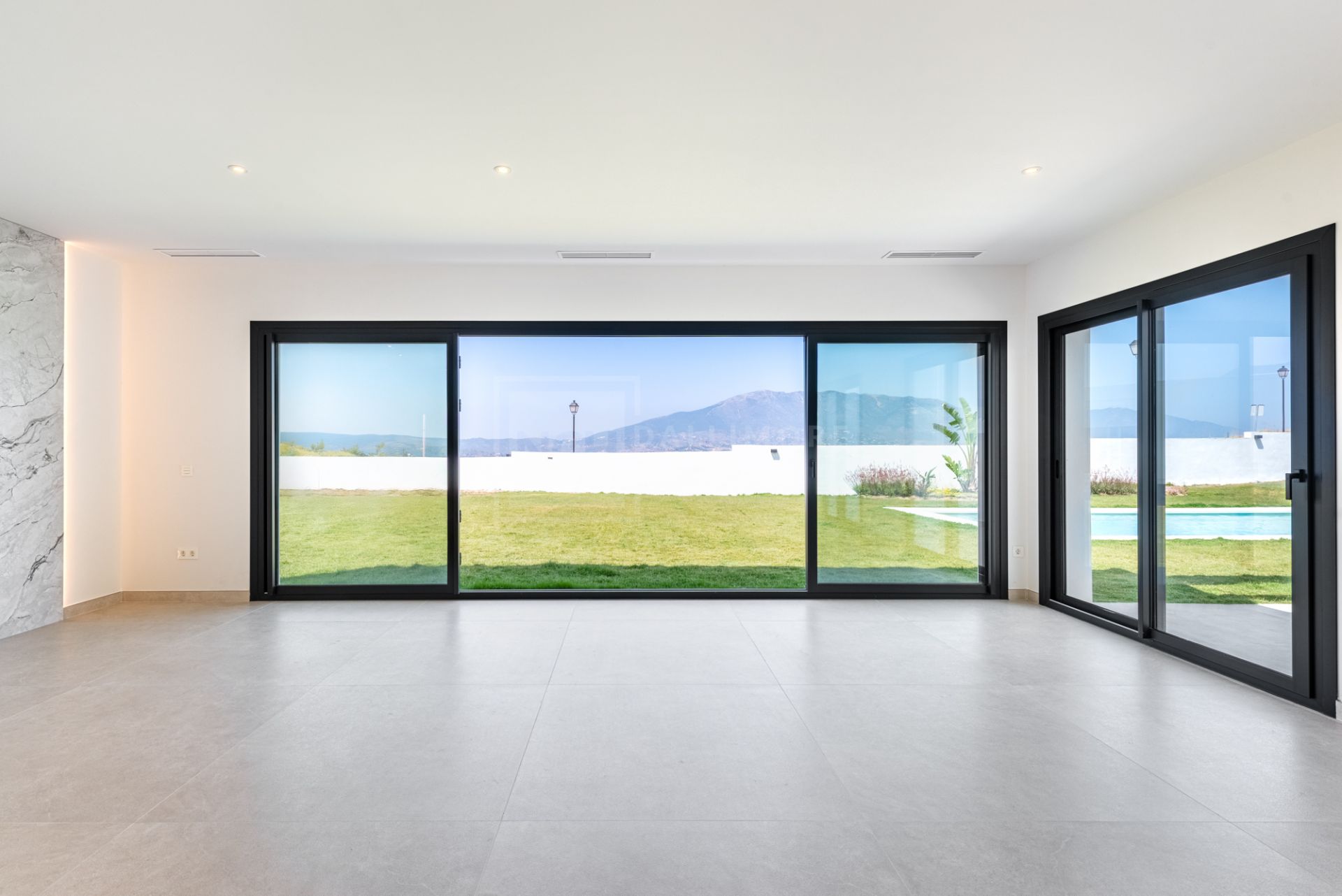 VILLA DE OBRA NUEVA CON IMPRESIONANTES VISTAS A LA MONTAÑA EN LA CALA GOLF RESORT