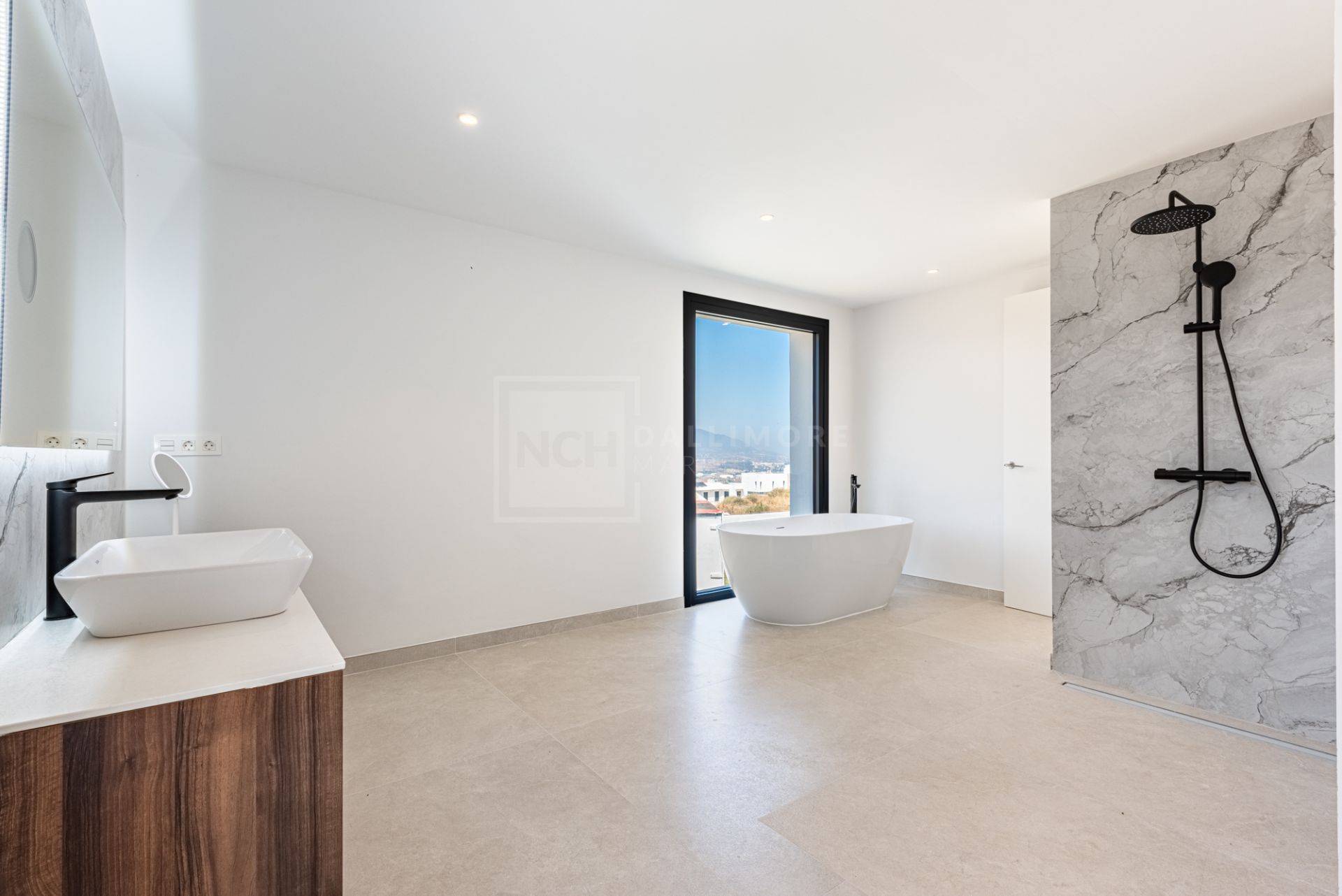 VILLA DE OBRA NUEVA CON IMPRESIONANTES VISTAS A LA MONTAÑA EN LA CALA GOLF RESORT