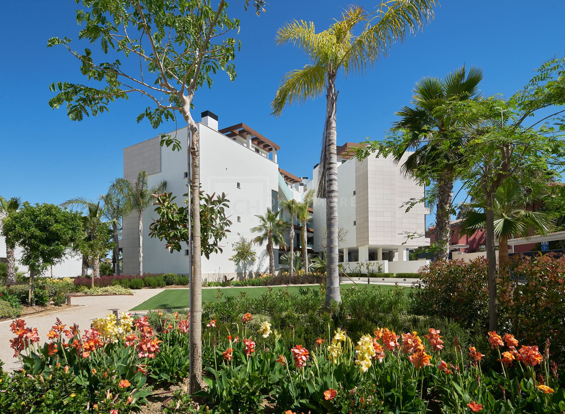 FRONT-LINE BEACH APARTMENT NEXT TO ESTEPONA CENTRE