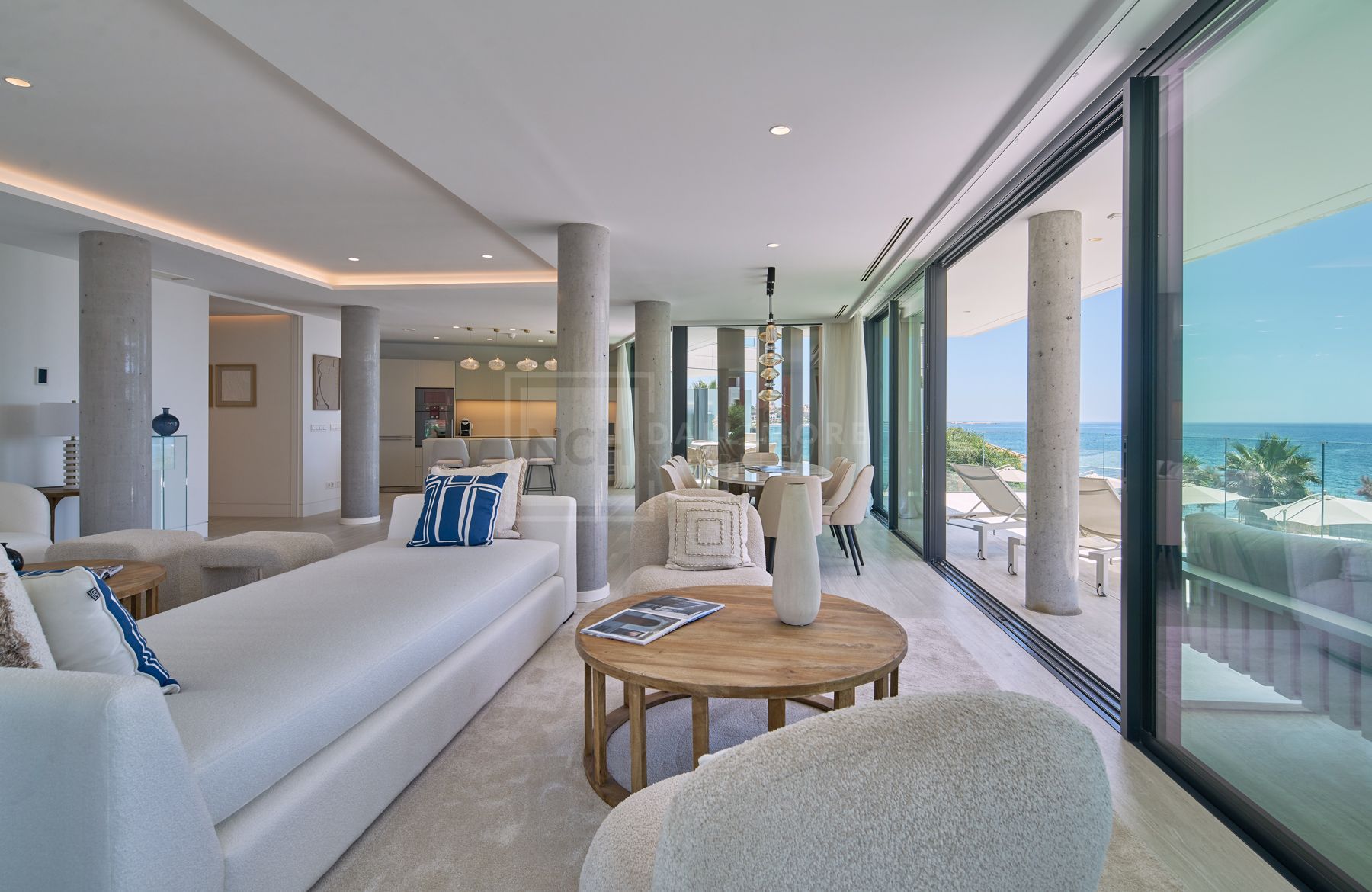 FRONT-LINE BEACH APARTMENT NEXT TO ESTEPONA CENTRE