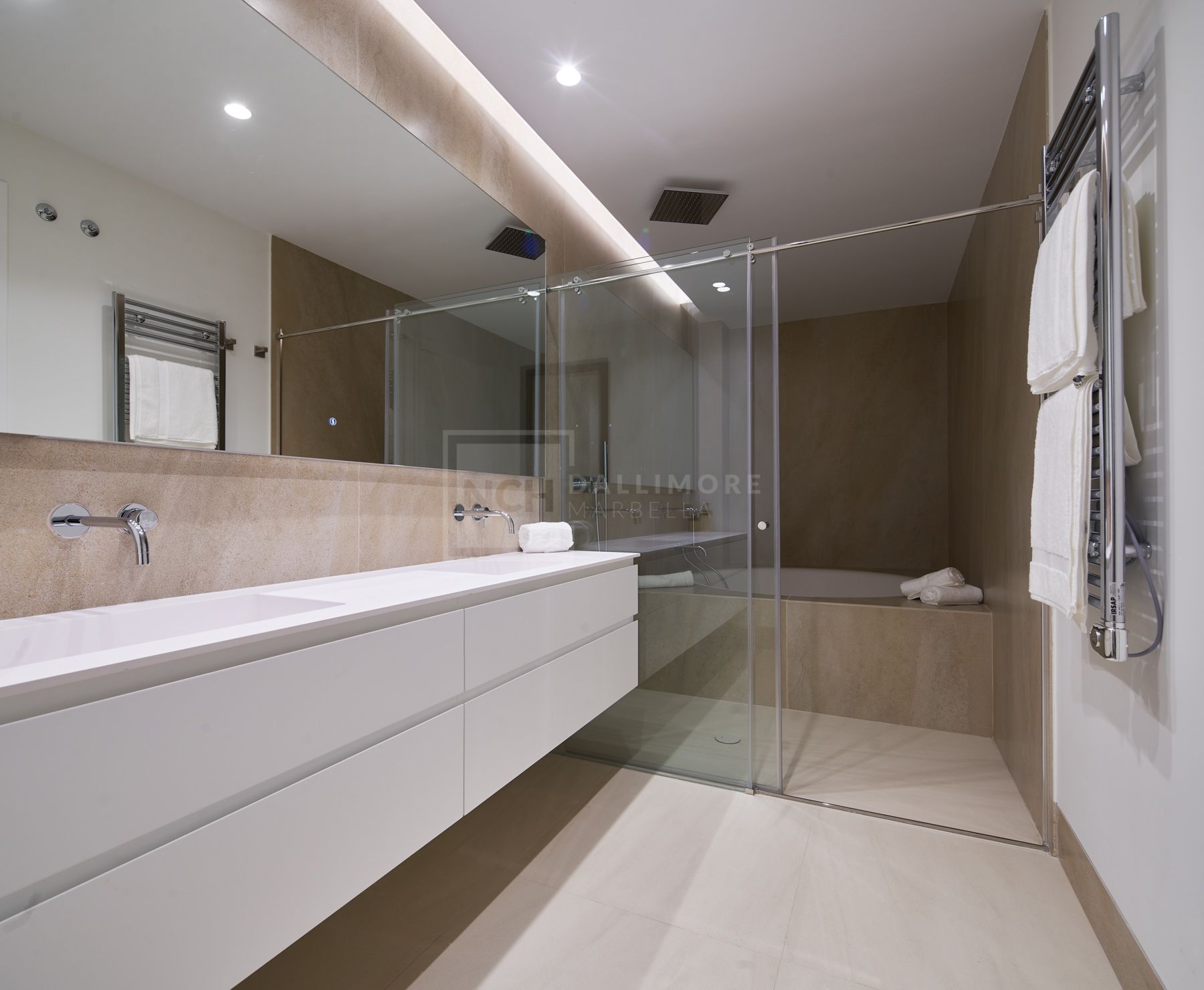 FRONT-LINE BEACH APARTMENT NEXT TO ESTEPONA CENTRE