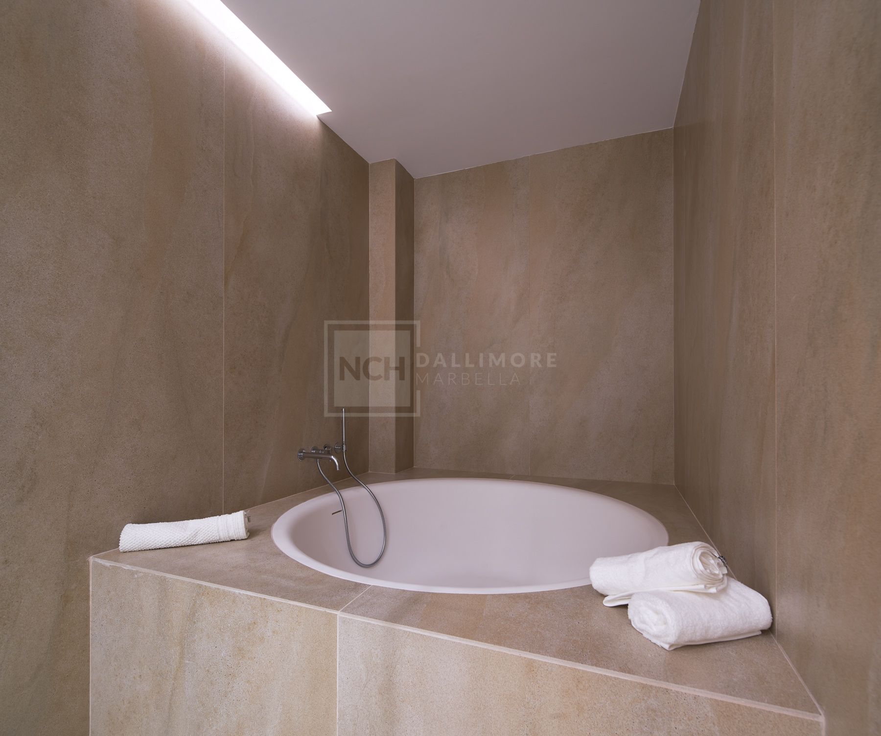 FRONT-LINE BEACH APARTMENT NEXT TO ESTEPONA CENTRE