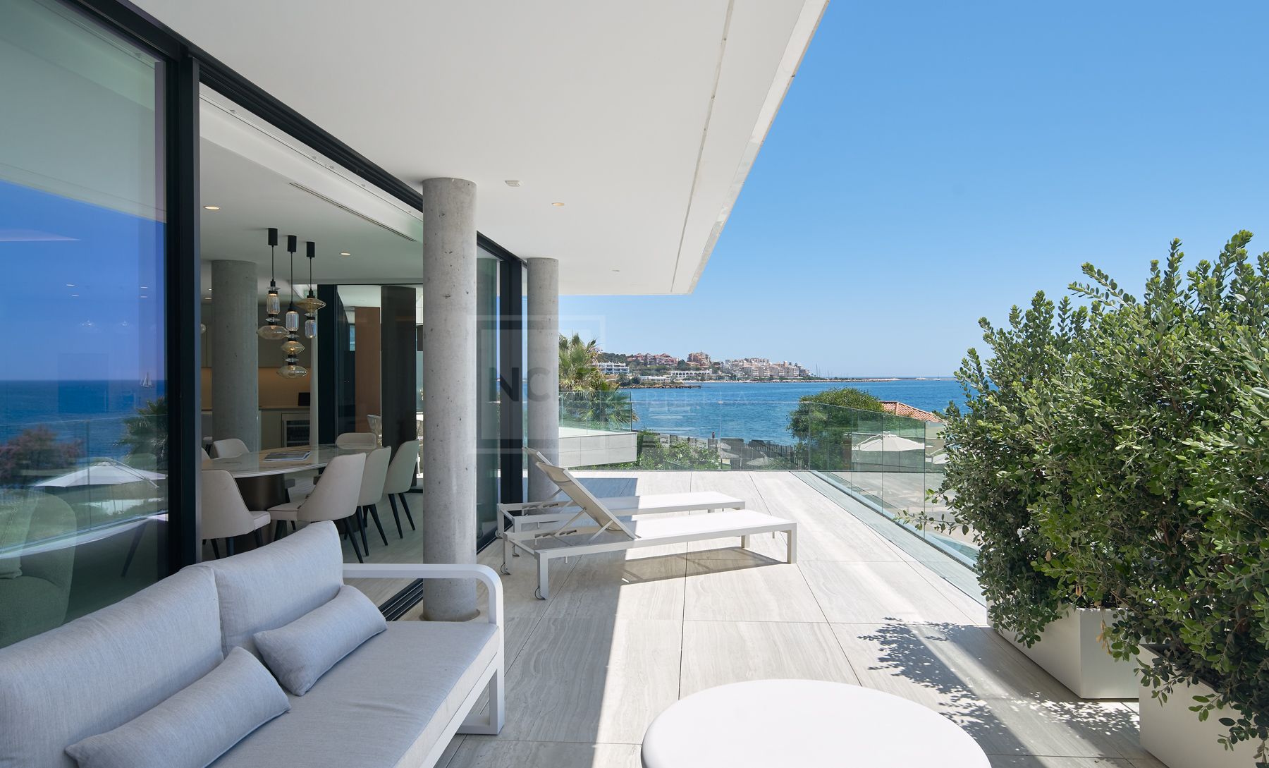 FRONT-LINE BEACH APARTMENT NEXT TO ESTEPONA CENTRE