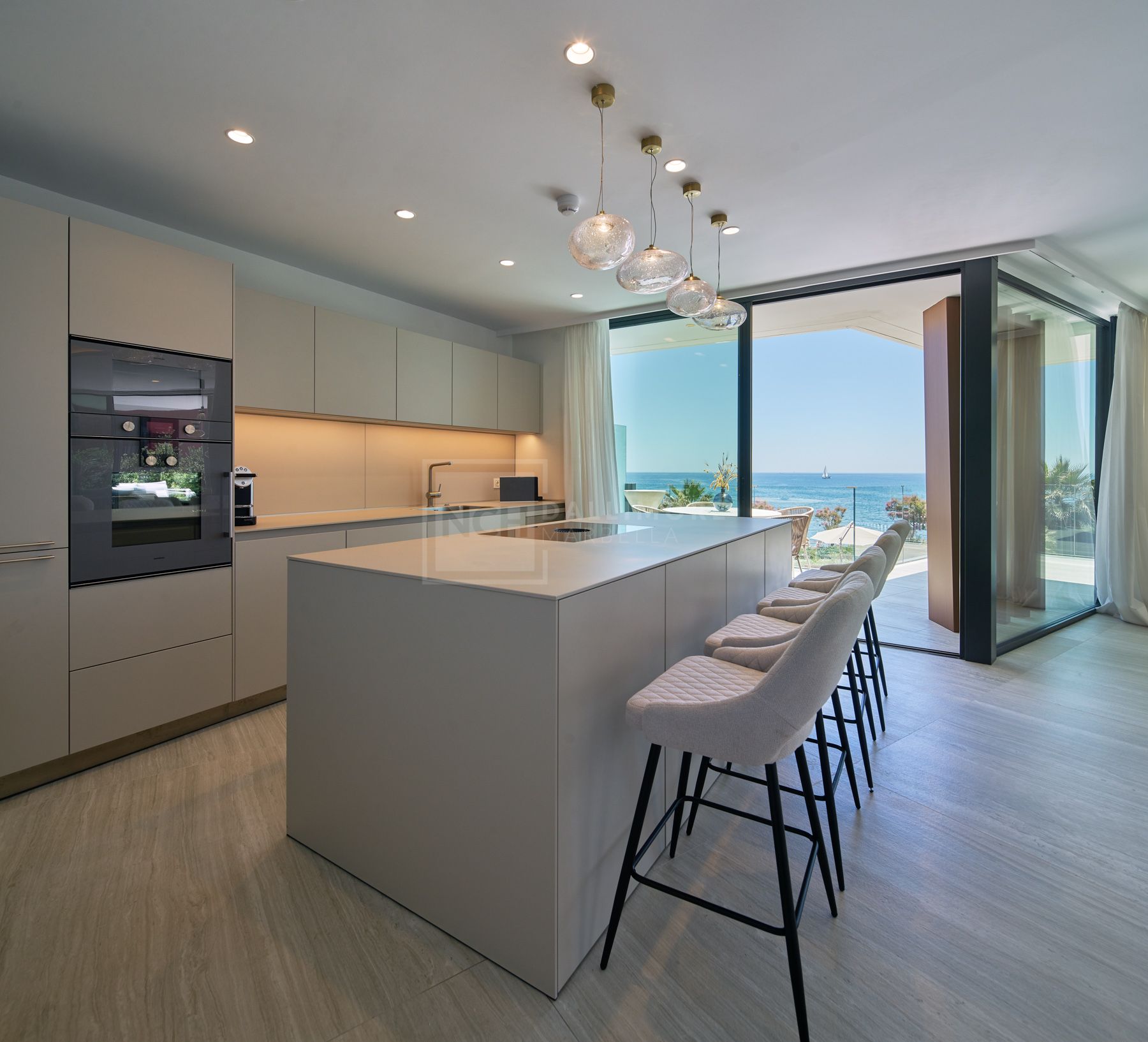 FRONT-LINE BEACH APARTMENT NEXT TO ESTEPONA CENTRE