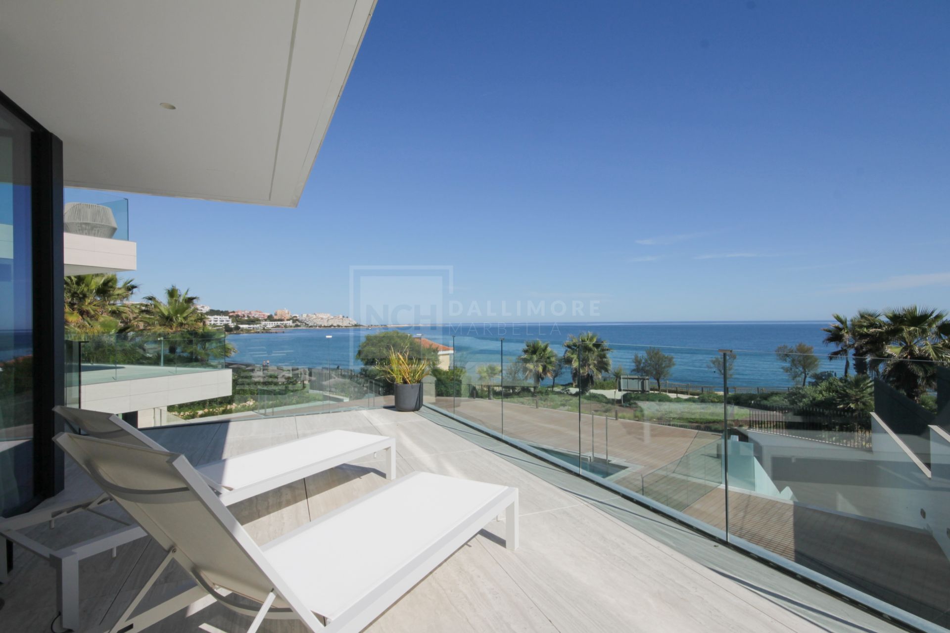 FRONT-LINE BEACH APARTMENT NEXT TO ESTEPONA CENTRE