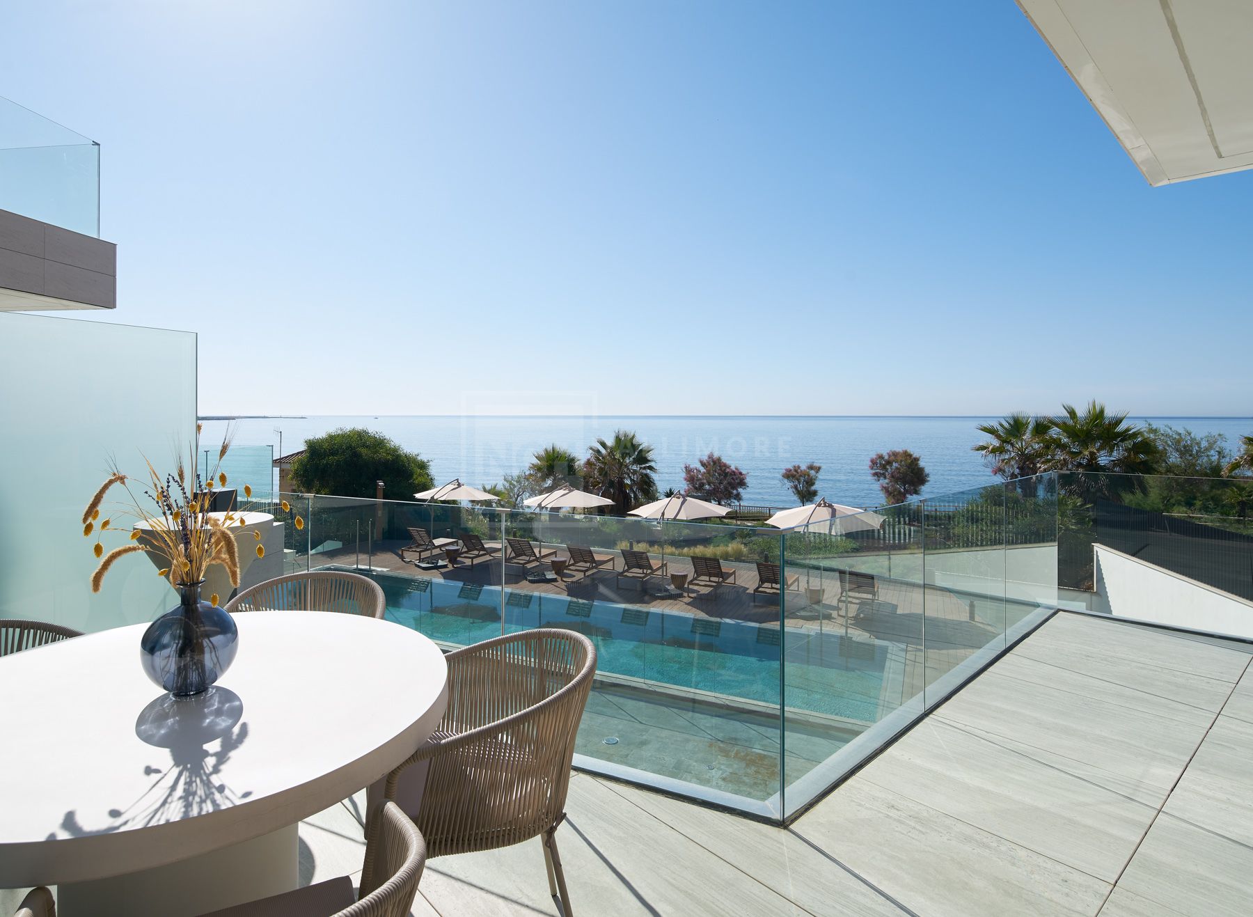 FRONT-LINE BEACH APARTMENT NEXT TO ESTEPONA CENTRE