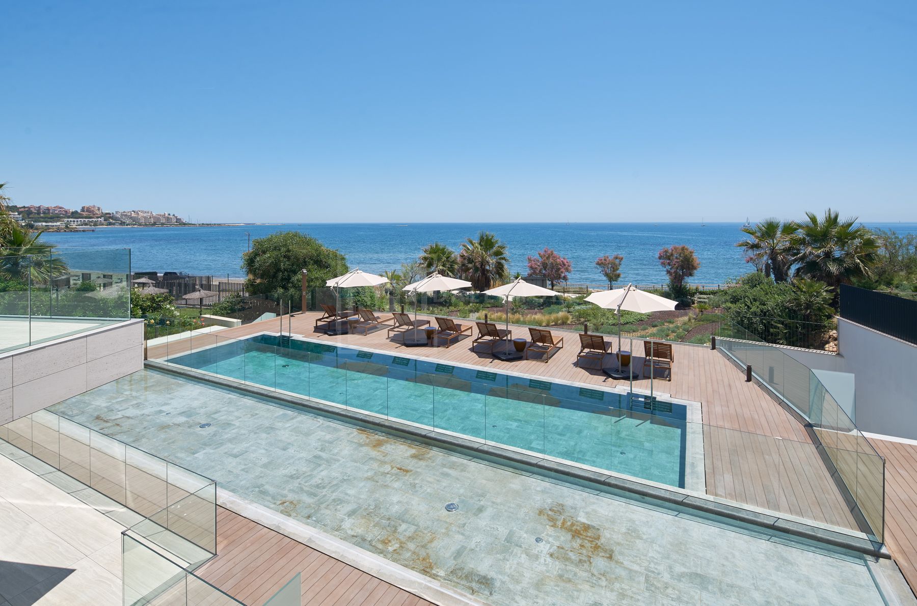 FRONT-LINE BEACH APARTMENT NEXT TO ESTEPONA CENTRE