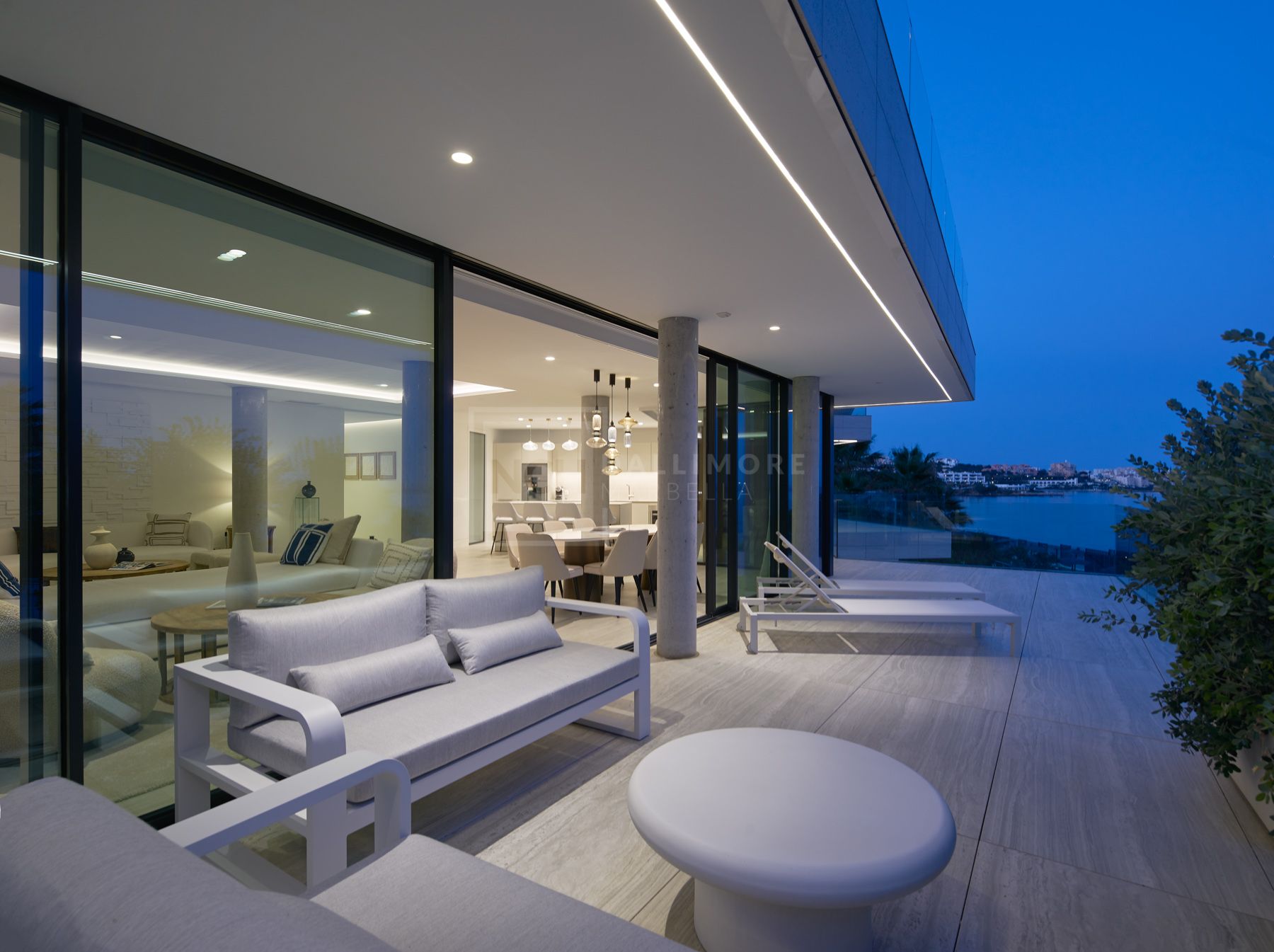 FRONT-LINE BEACH APARTMENT NEXT TO ESTEPONA CENTRE