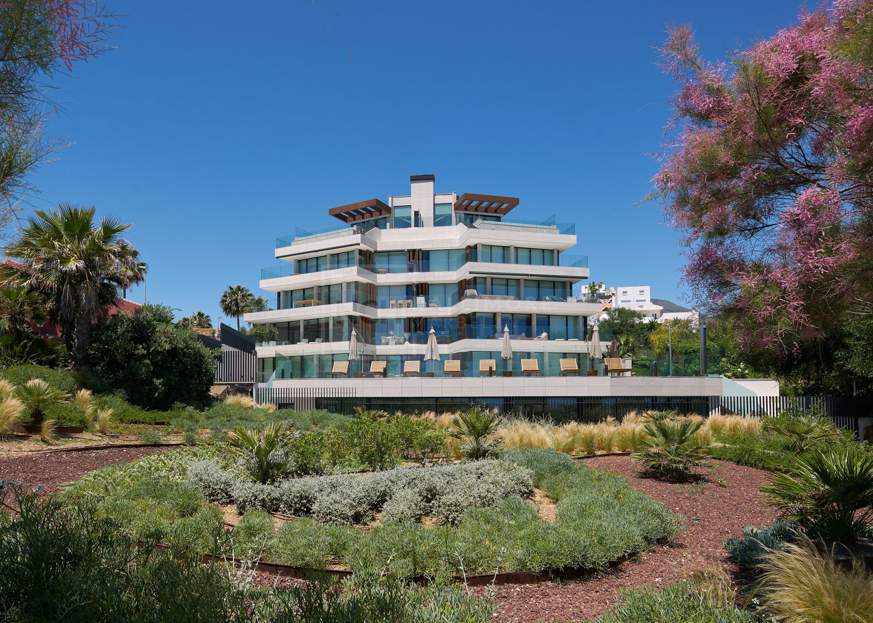FRONT-LINE BEACH APARTMENT NEXT TO ESTEPONA CENTRE