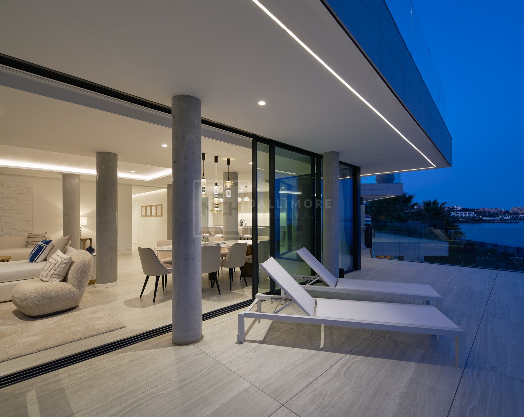 FRONT-LINE BEACH APARTMENT NEXT TO ESTEPONA CENTRE