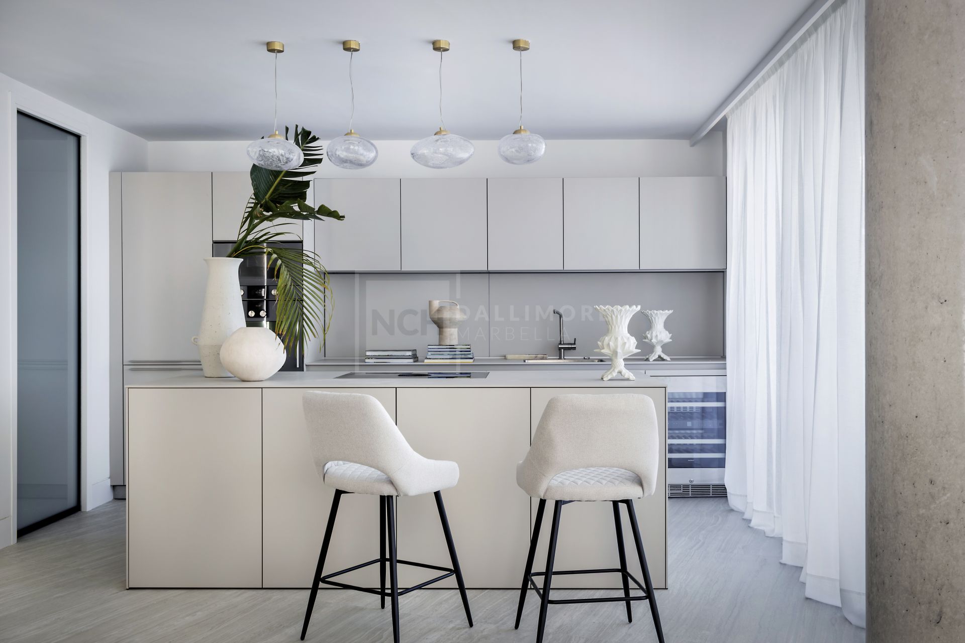 FRONT-LINE BEACH APARTMENT NEXT TO ESTEPONA CENTRE