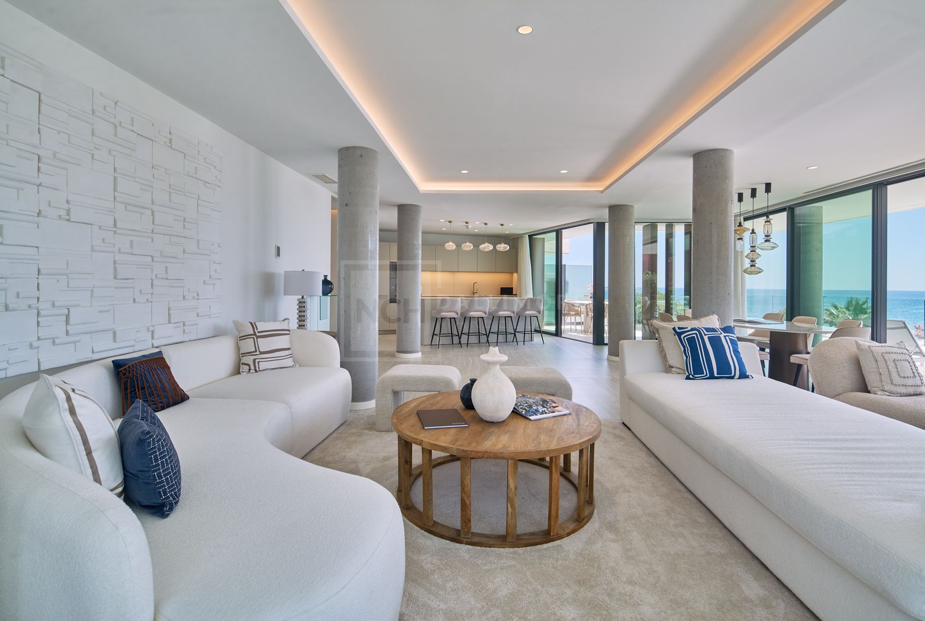 FRONT-LINE BEACH APARTMENT NEXT TO ESTEPONA CENTRE