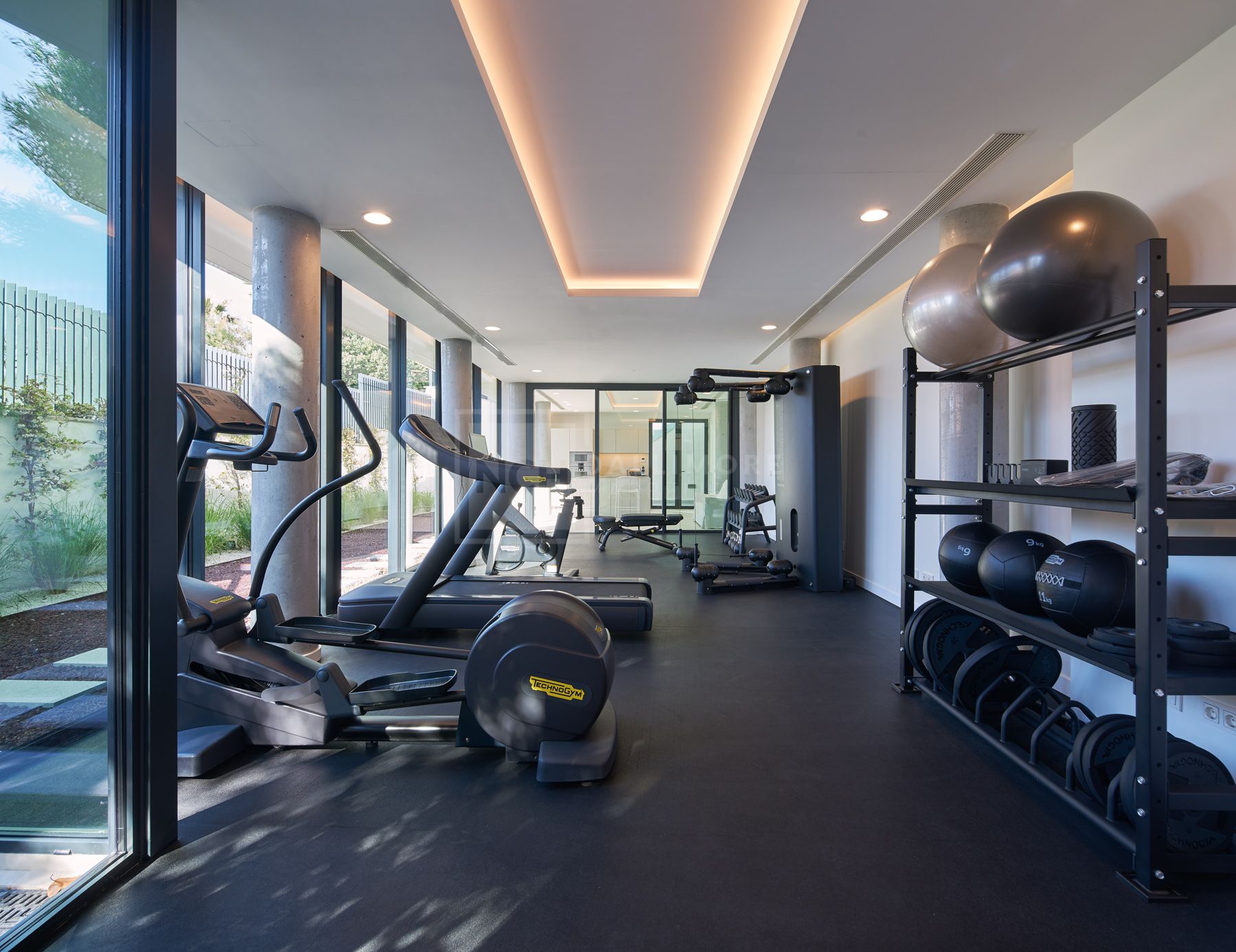 FRONT-LINE BEACH APARTMENT NEXT TO ESTEPONA CENTRE