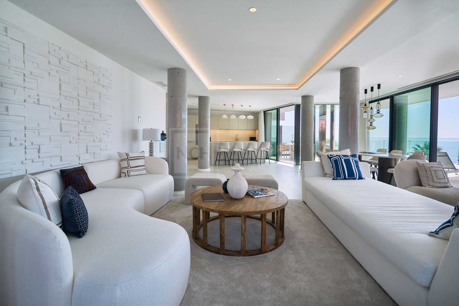 FRONT-LINE BEACH APARTMENT NEXT TO ESTEPONA CENTRE