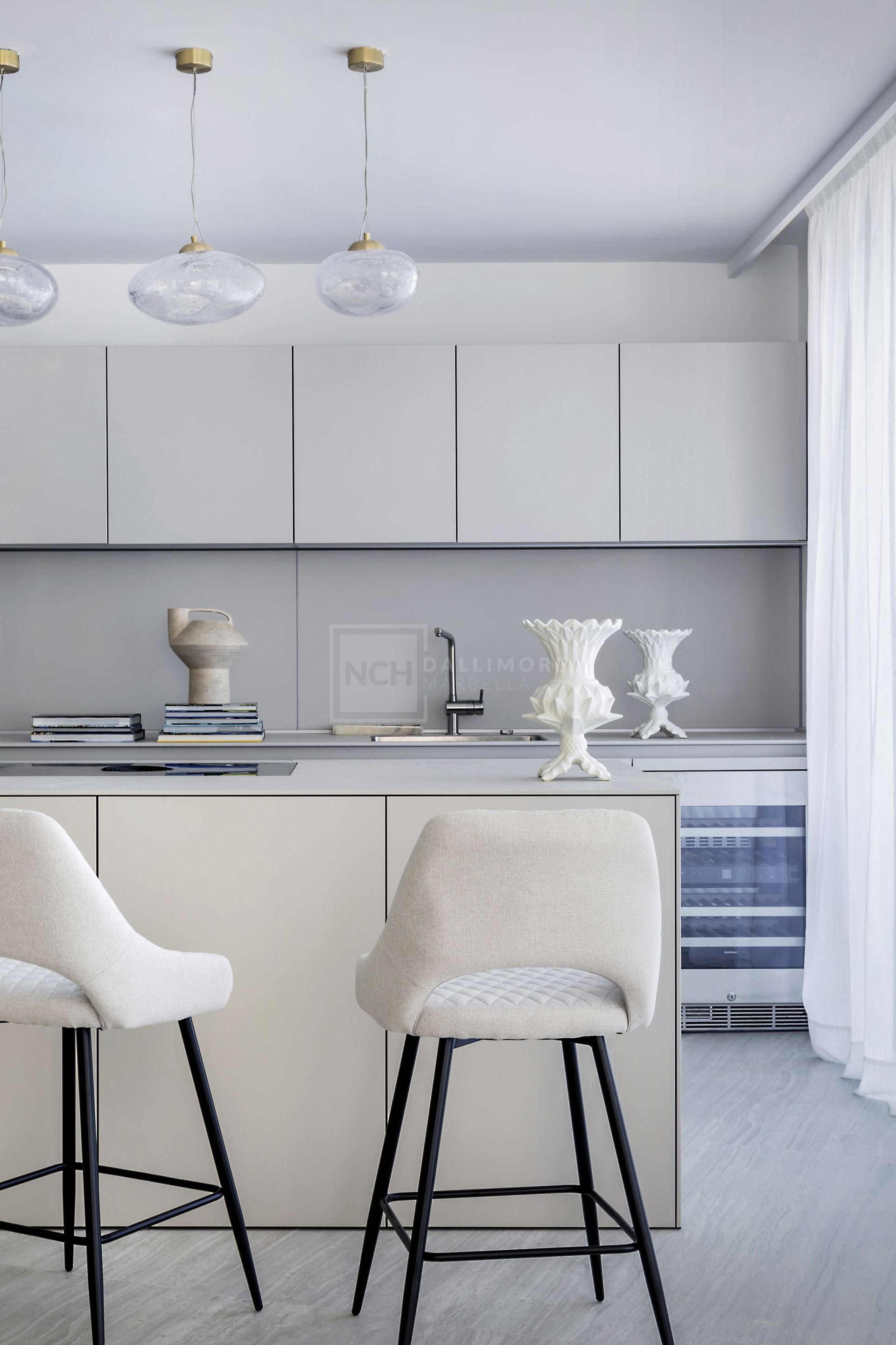 FRONT-LINE BEACH APARTMENT NEXT TO ESTEPONA CENTRE