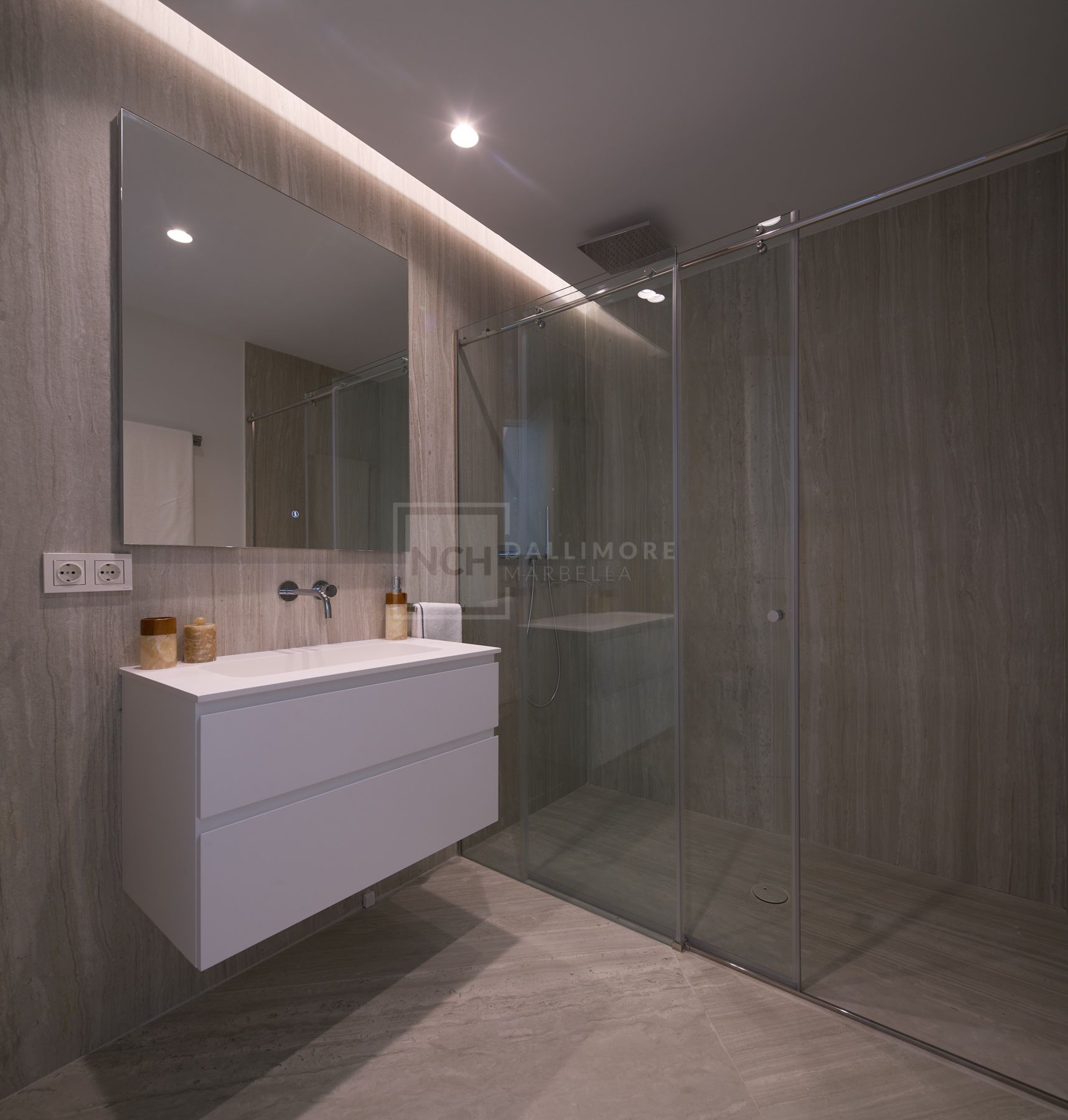 FRONT-LINE BEACH APARTMENT NEXT TO ESTEPONA CENTRE