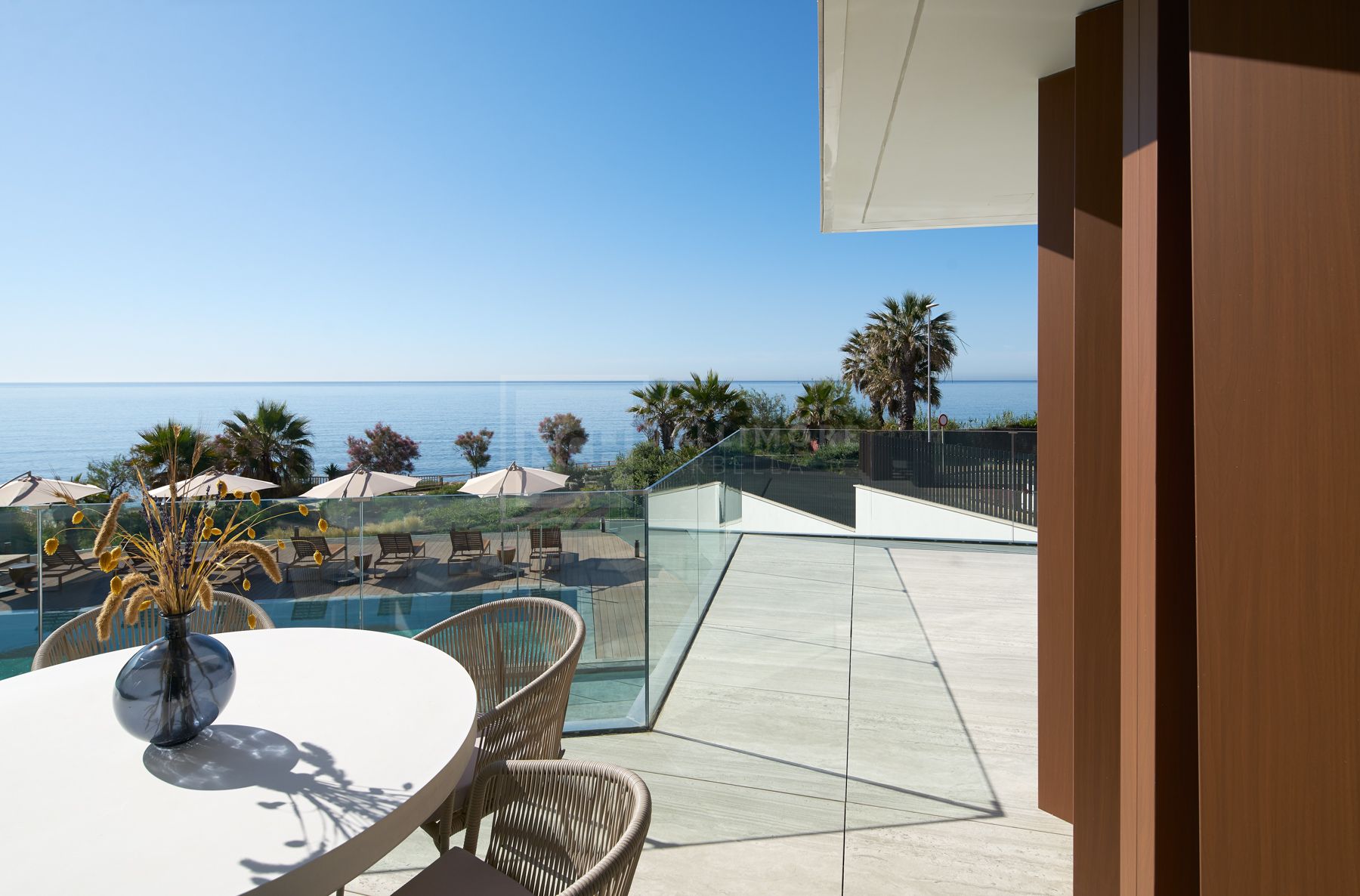 FRONT-LINE BEACH APARTMENT NEXT TO ESTEPONA CENTRE