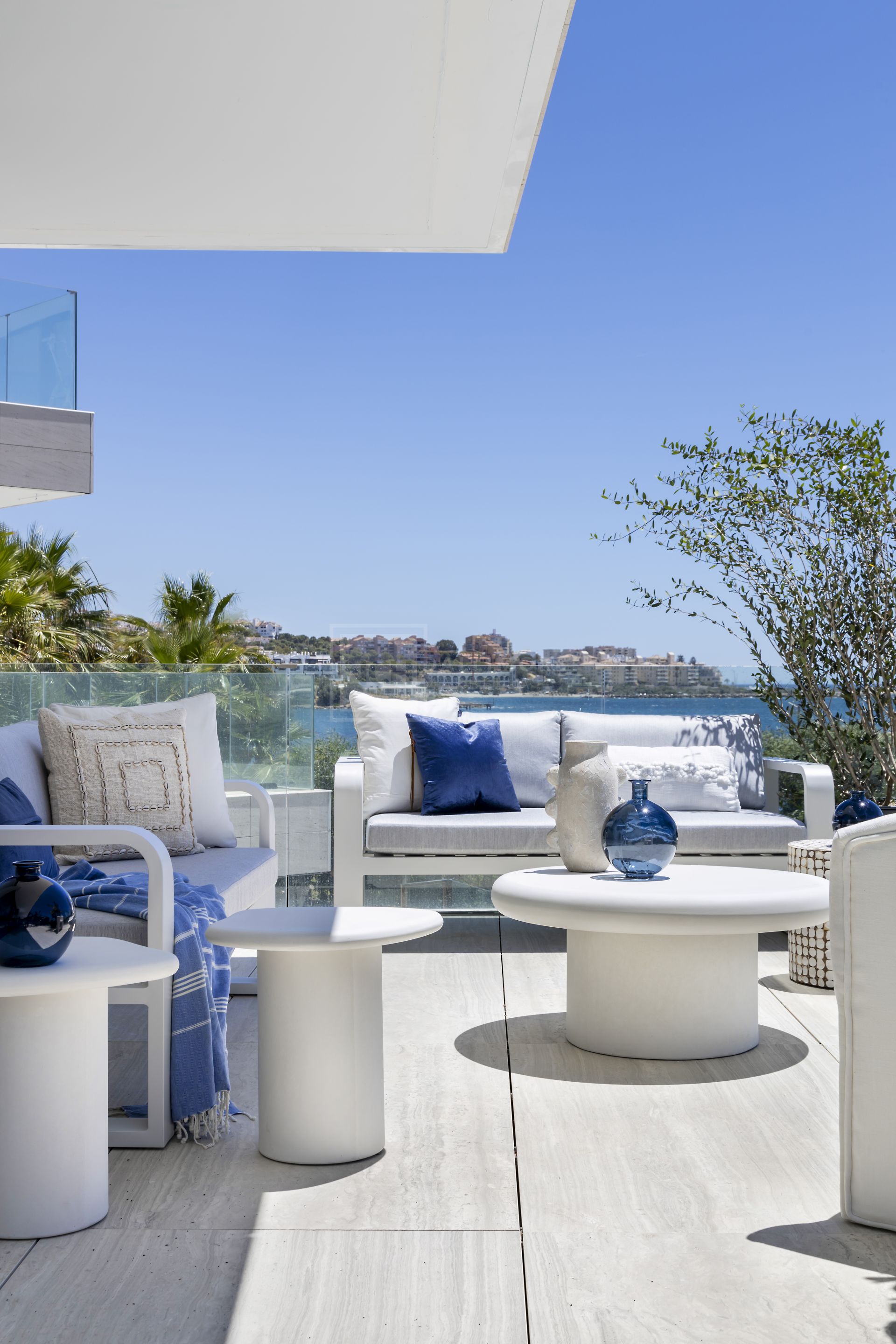 FRONT-LINE BEACH APARTMENT NEXT TO ESTEPONA CENTRE