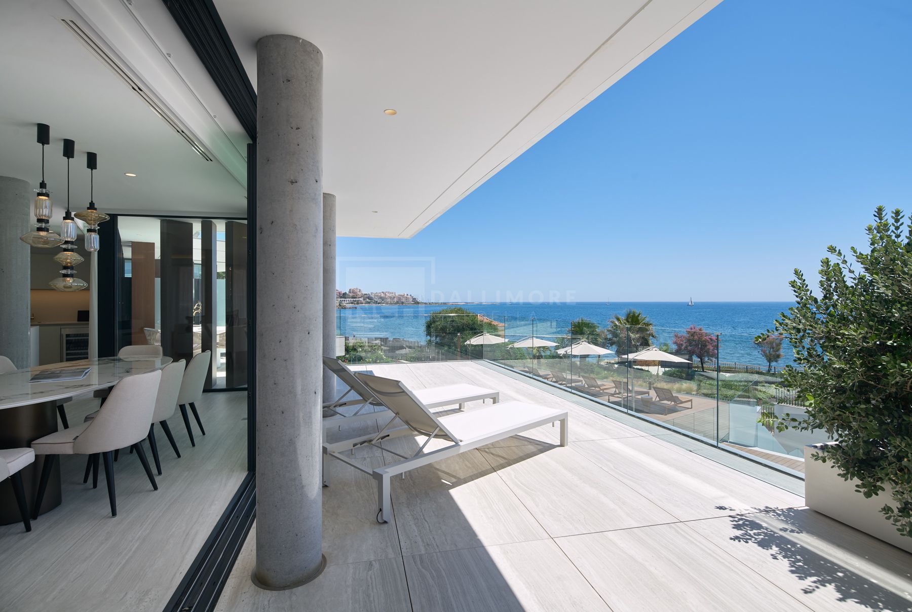 FRONT-LINE BEACH APARTMENT NEXT TO ESTEPONA CENTRE