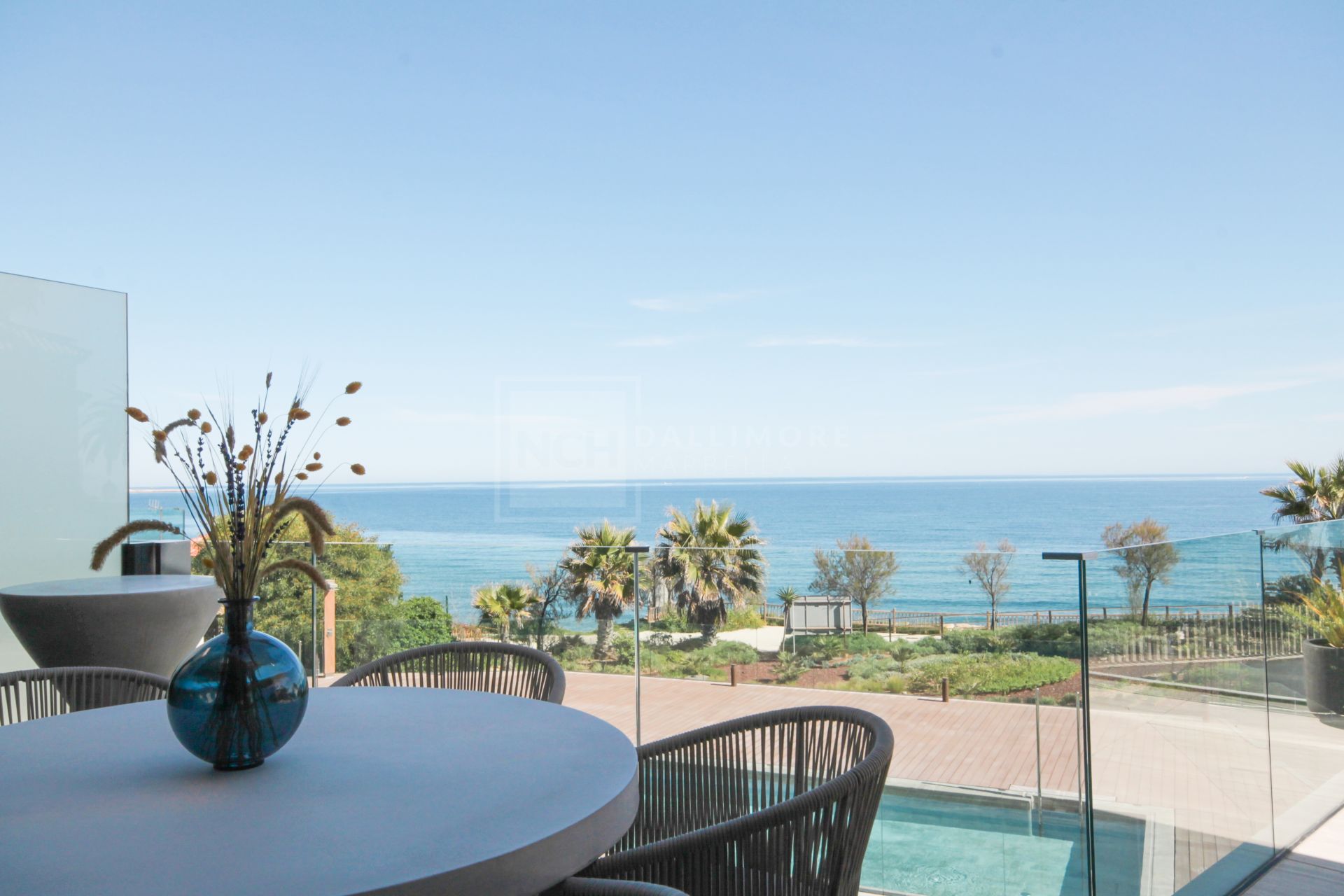 FRONT-LINE BEACH APARTMENT NEXT TO ESTEPONA CENTRE