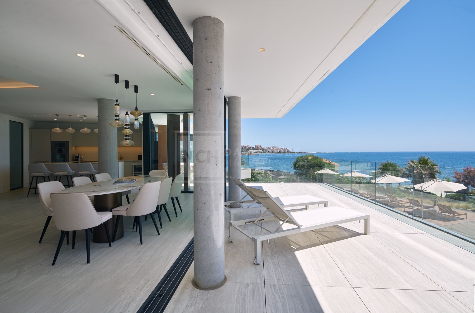 FRONT-LINE BEACH APARTMENT NEXT TO ESTEPONA CENTRE