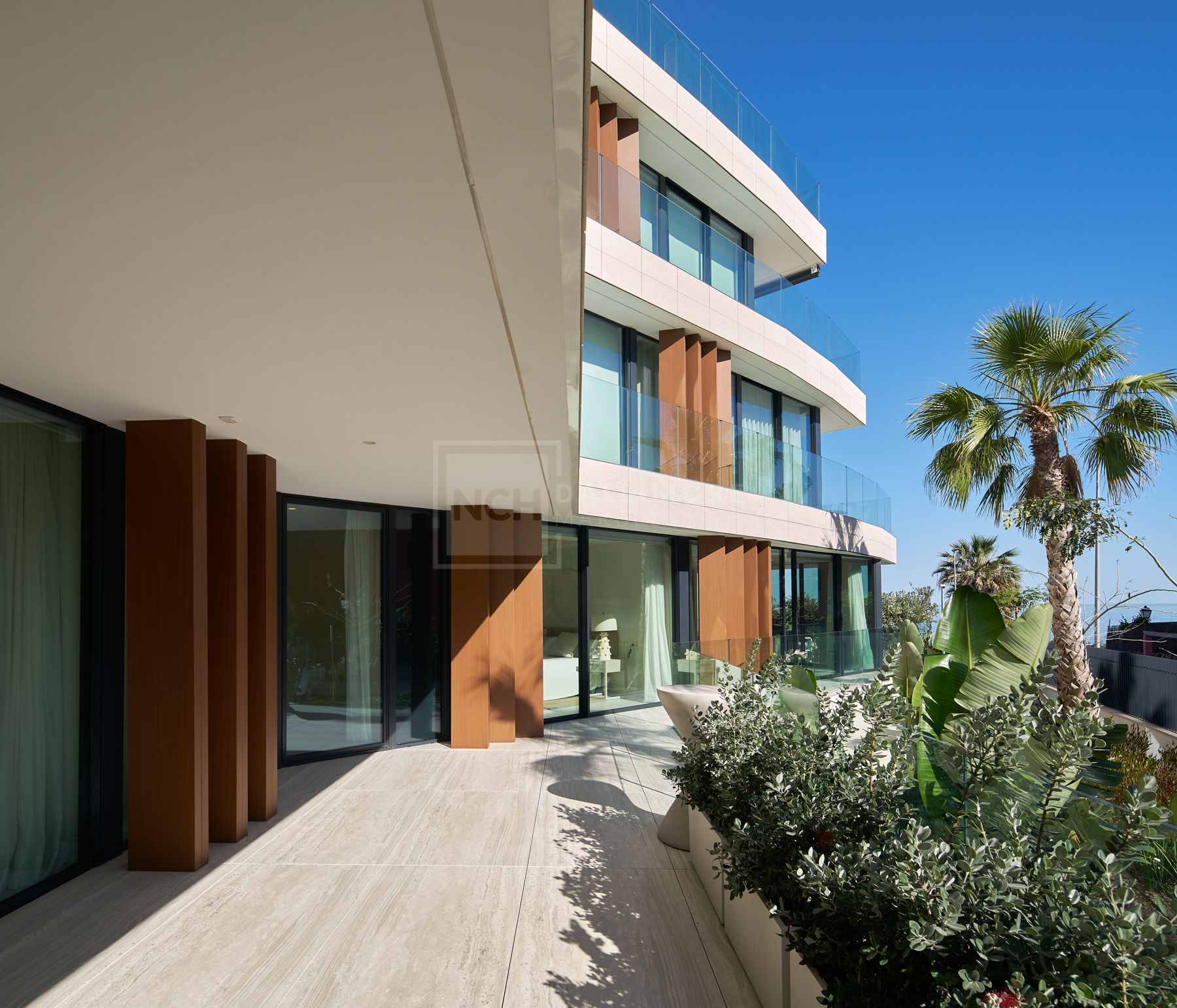 FRONT-LINE BEACH APARTMENT NEXT TO ESTEPONA CENTRE