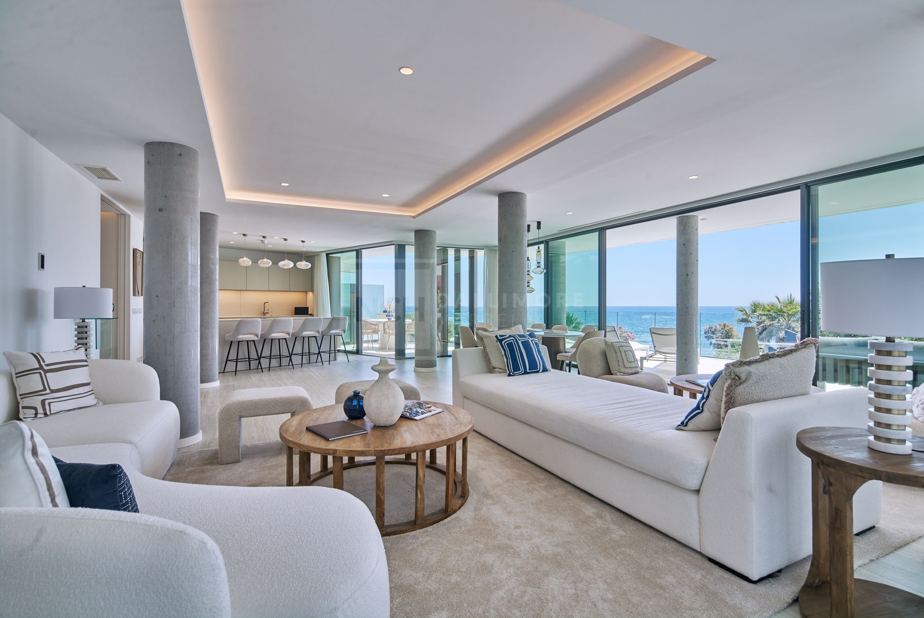 FRONT-LINE BEACH APARTMENT NEXT TO ESTEPONA CENTRE