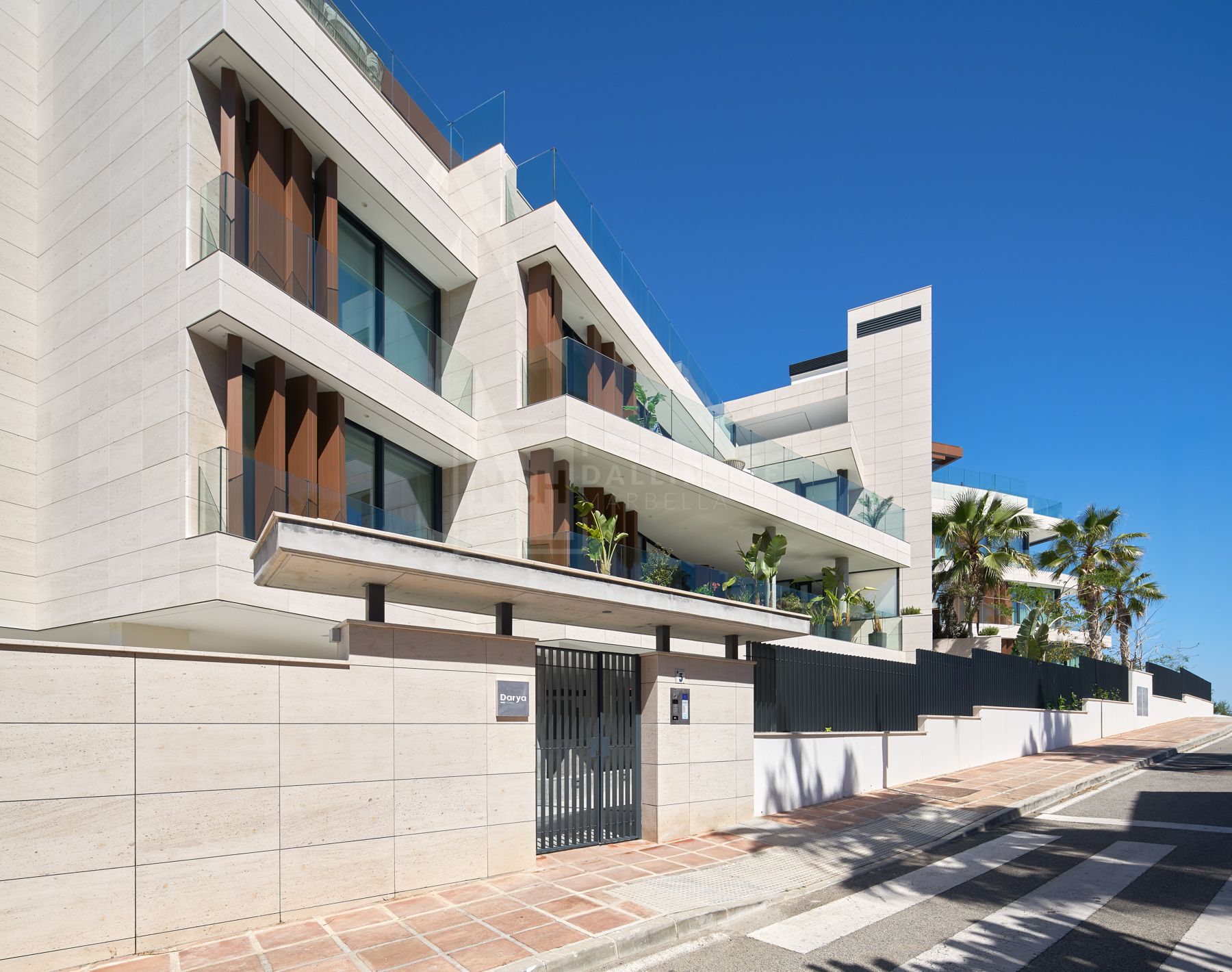 FRONT-LINE BEACH APARTMENT NEXT TO ESTEPONA CENTRE