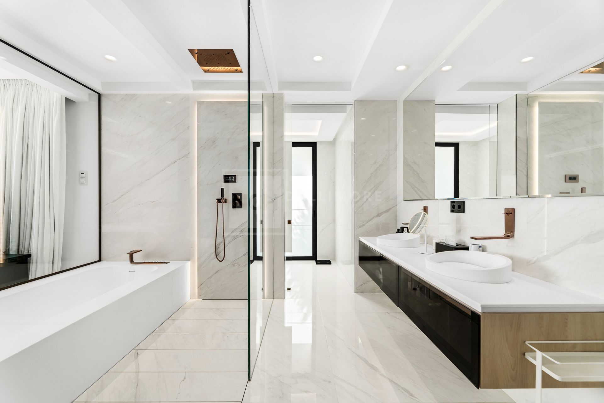 EXCLUSIVE BEACHFRONT APARTMENT IN ESTEPONA