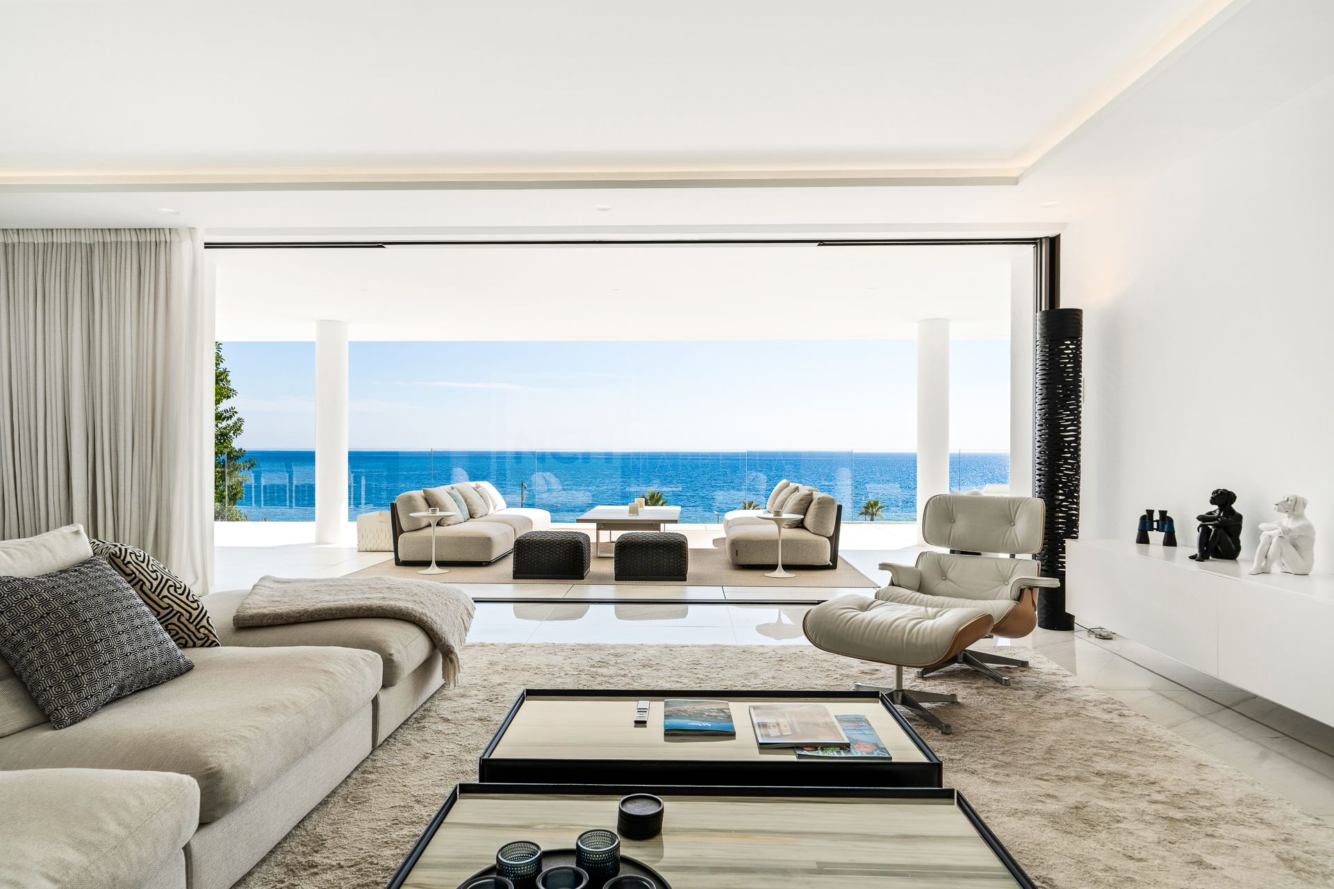 EXCLUSIVE BEACHFRONT APARTMENT IN ESTEPONA