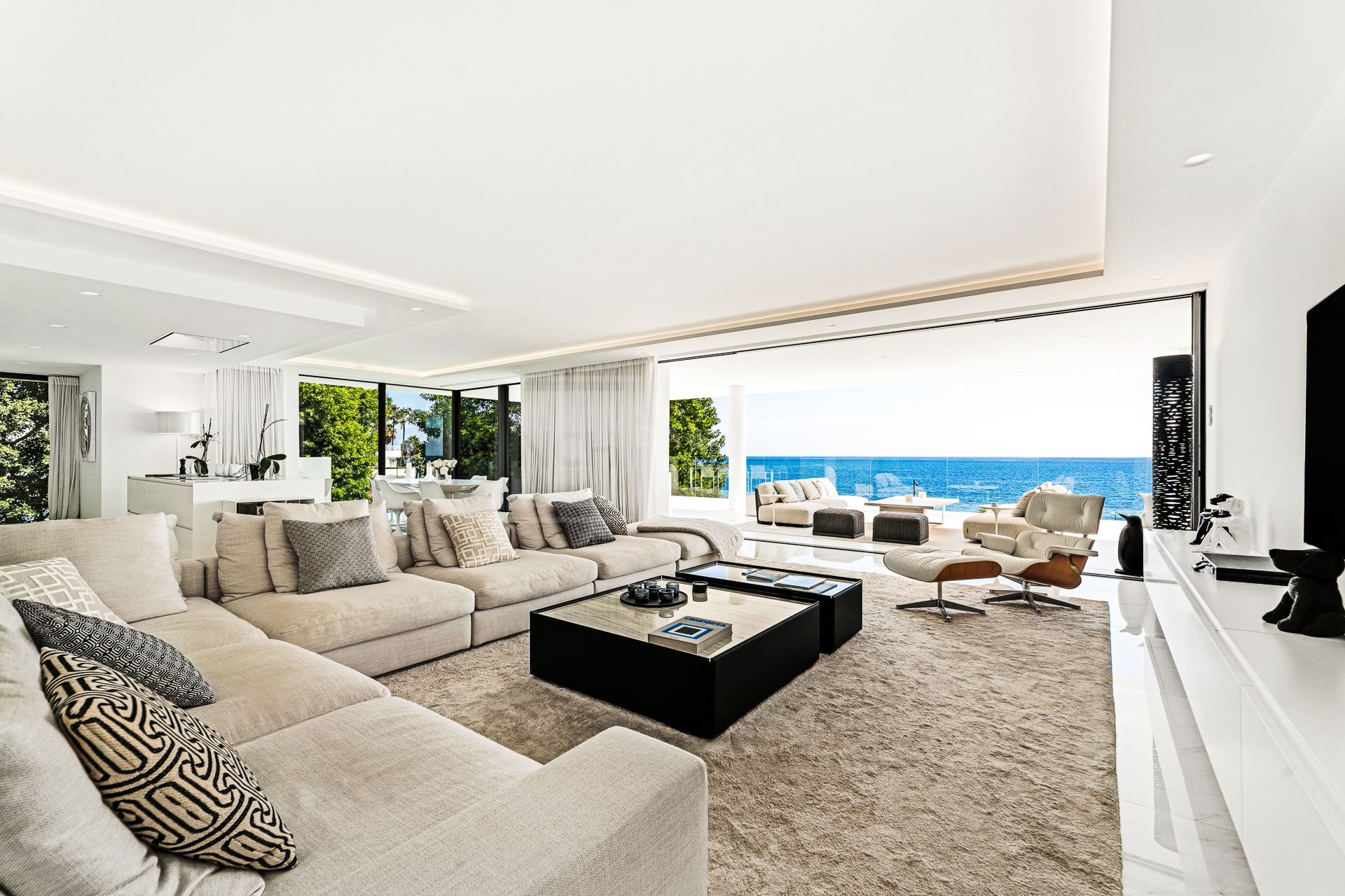 EXCLUSIVE BEACHFRONT APARTMENT IN ESTEPONA