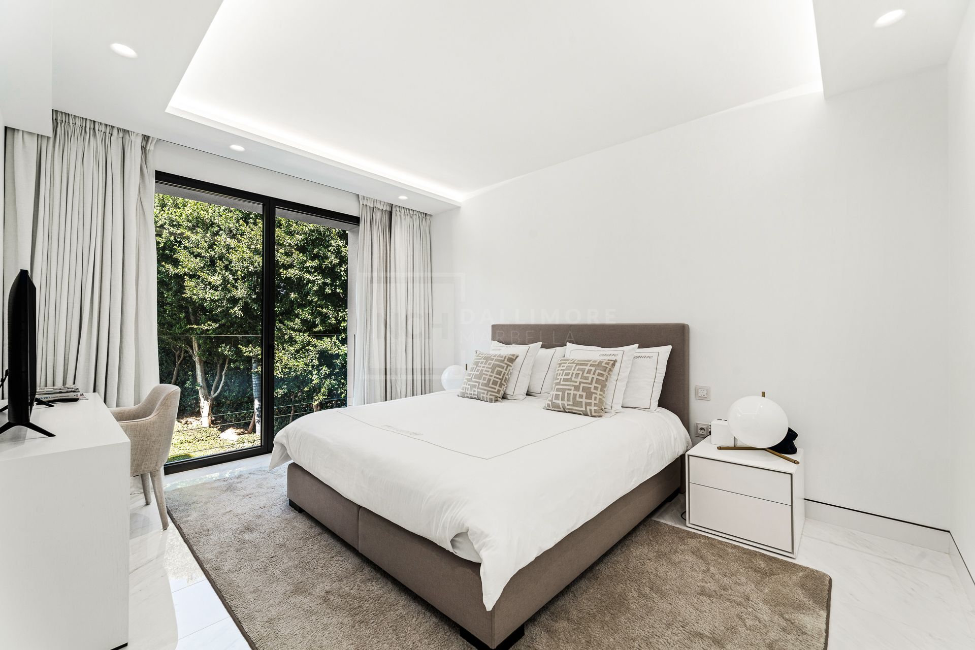 EXCLUSIVE BEACHFRONT APARTMENT IN ESTEPONA