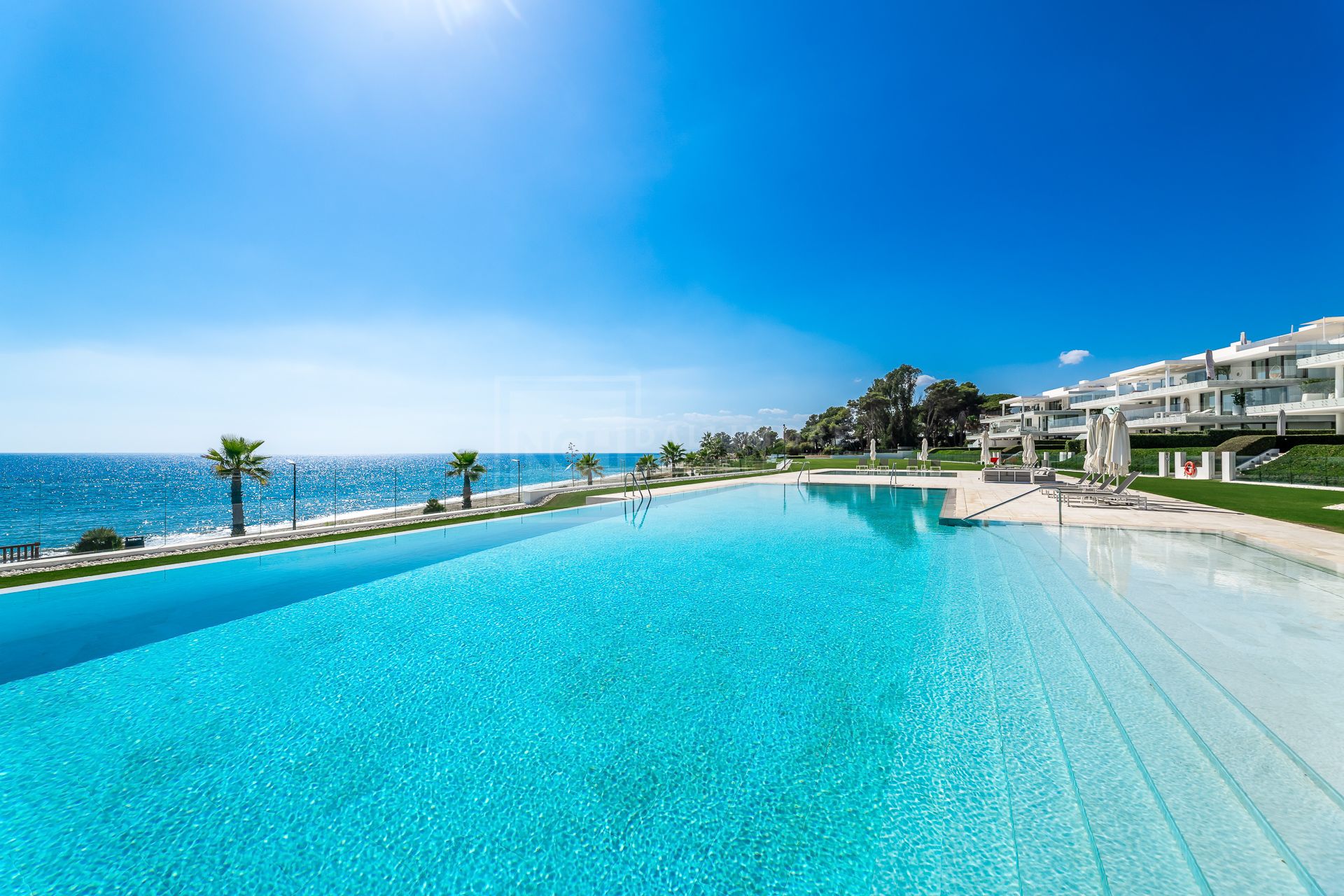 EXCLUSIVE BEACHFRONT APARTMENT IN ESTEPONA