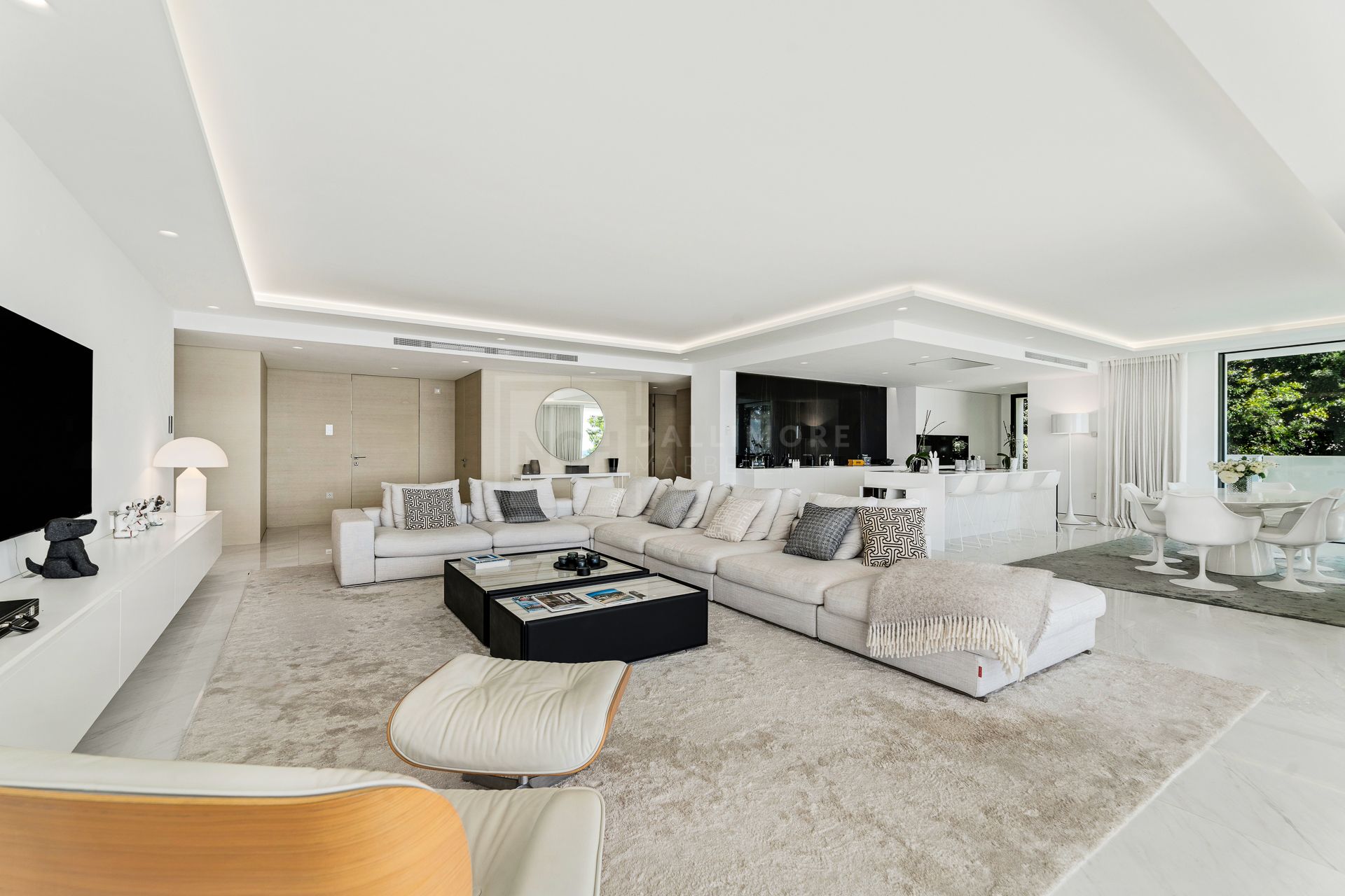 EXCLUSIVE BEACHFRONT APARTMENT IN ESTEPONA