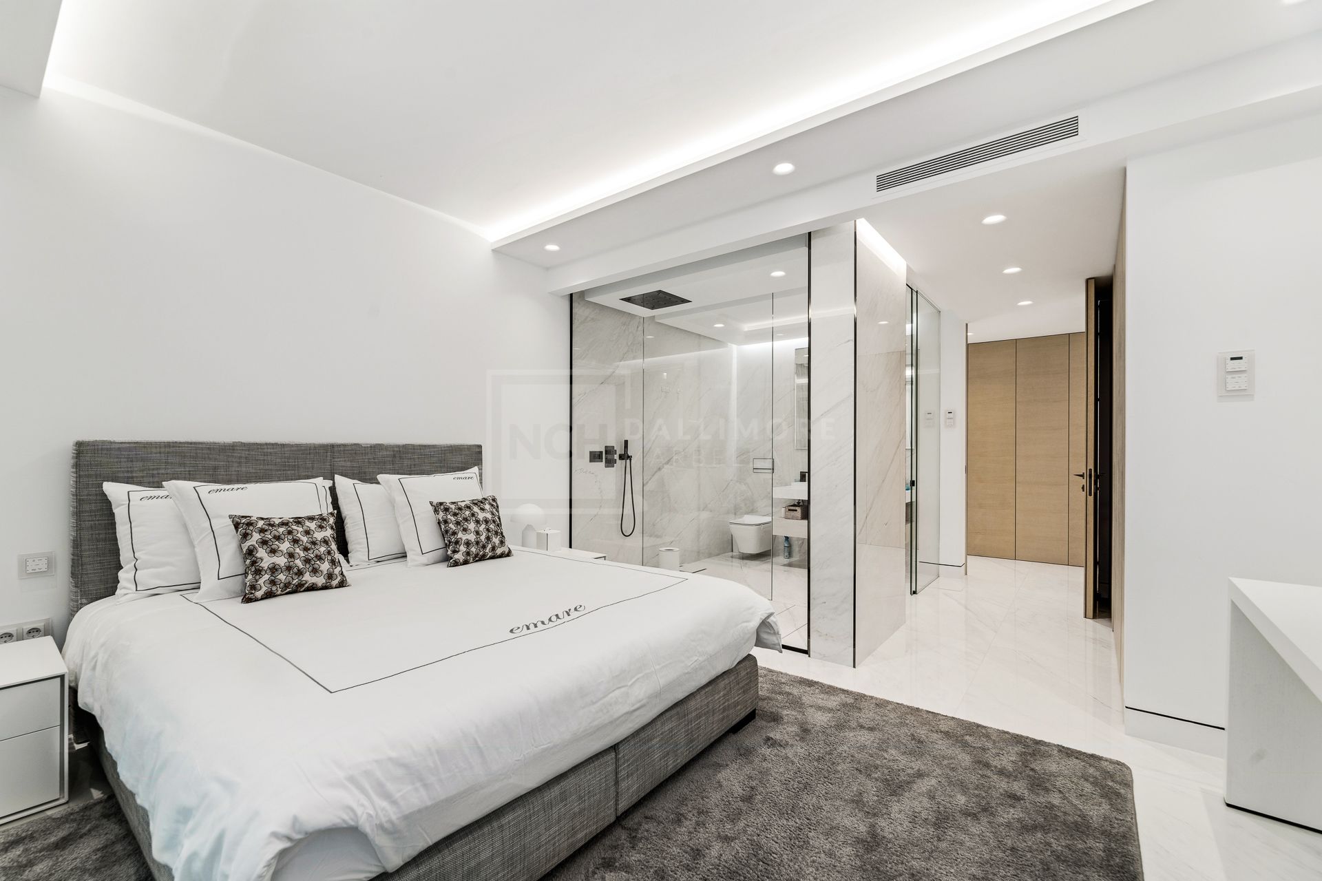 EXCLUSIVE BEACHFRONT APARTMENT IN ESTEPONA