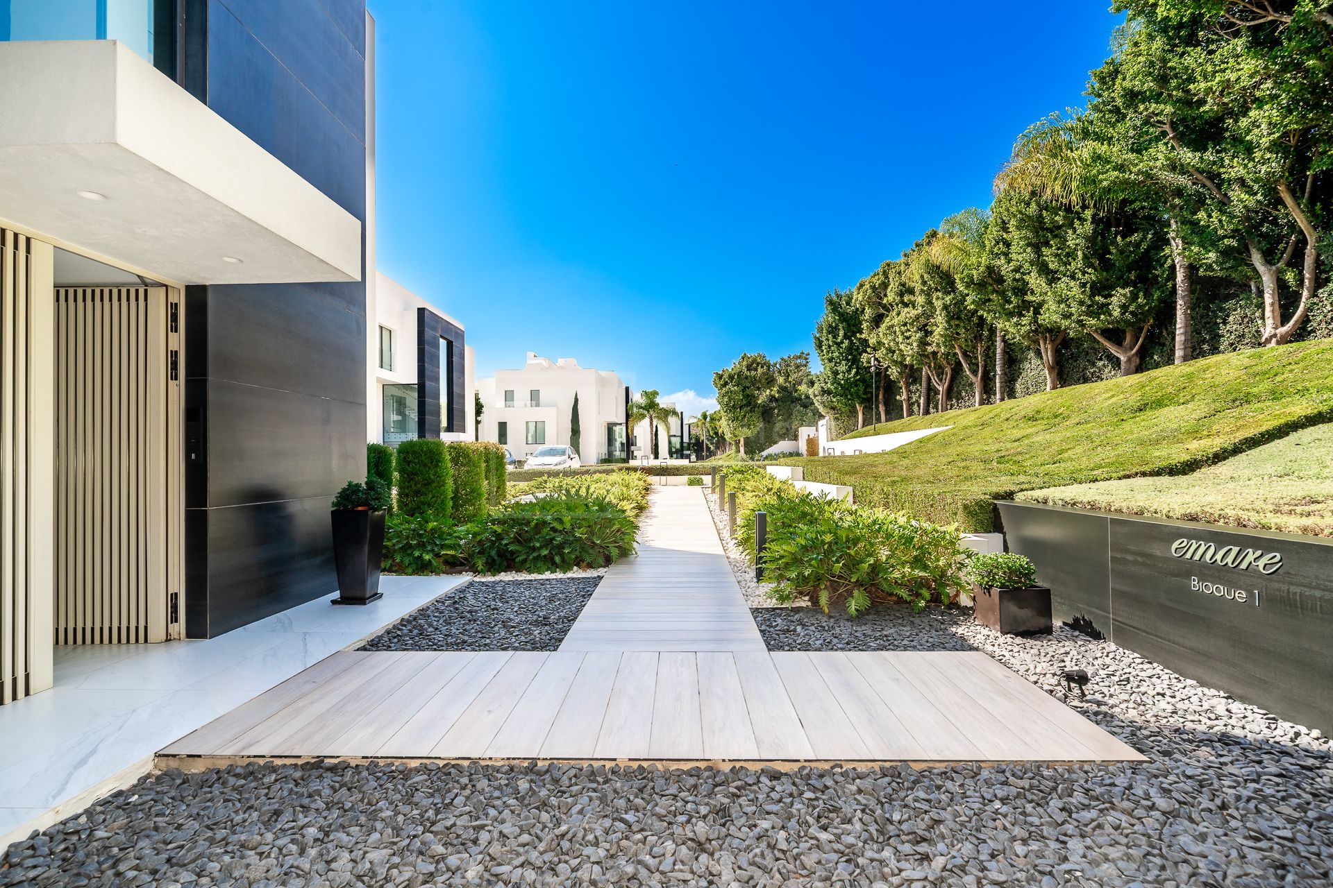 EXCLUSIVE BEACHFRONT APARTMENT IN ESTEPONA