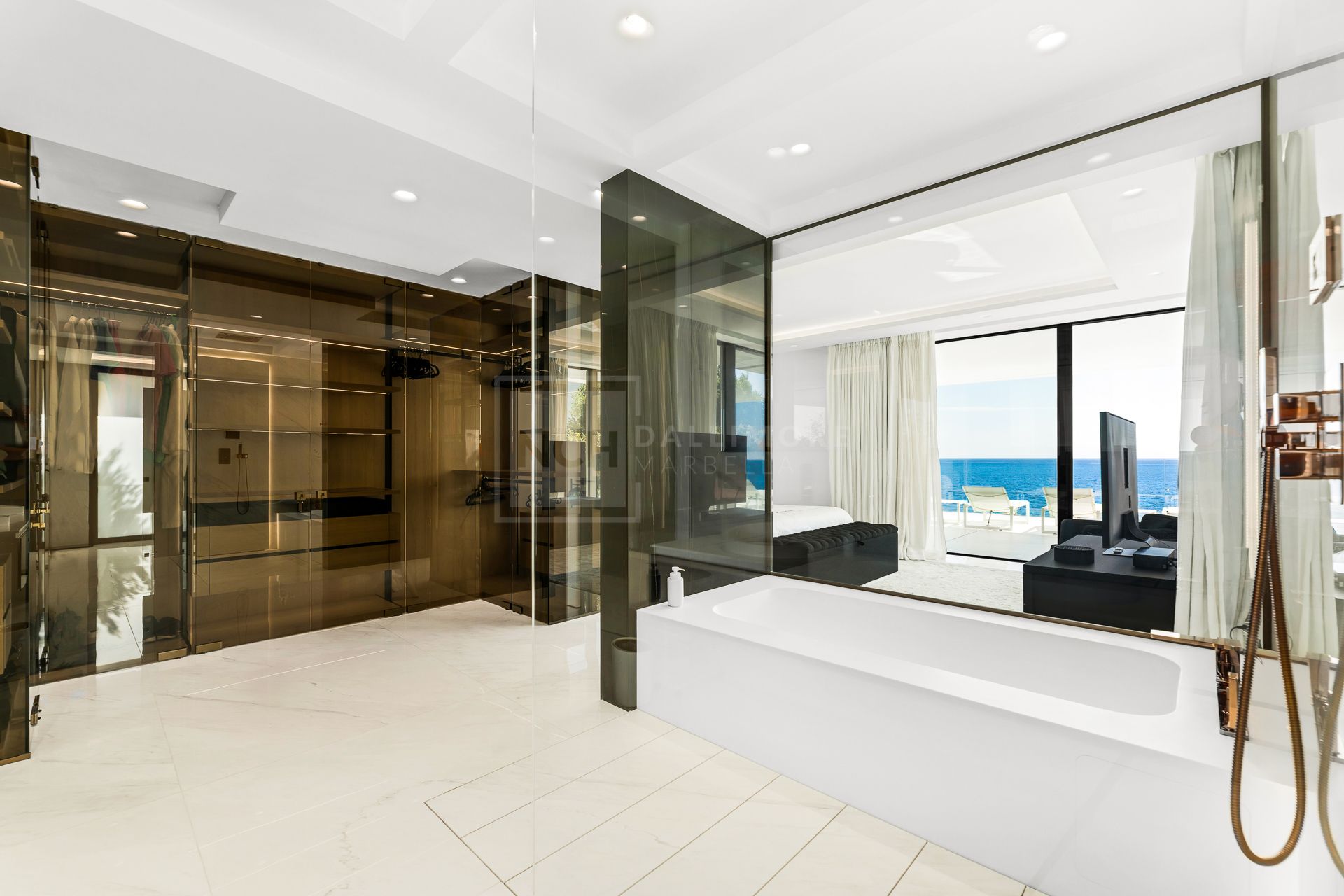 EXCLUSIVE BEACHFRONT APARTMENT IN ESTEPONA