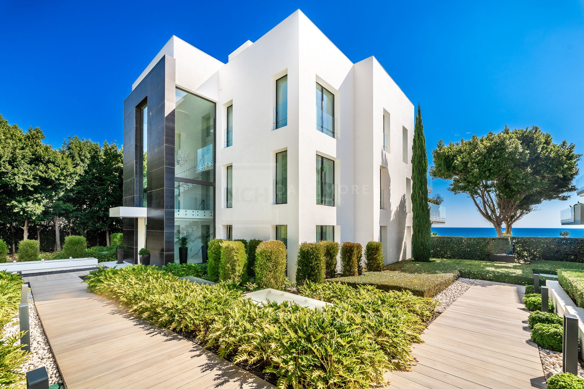 EXCLUSIVE BEACHFRONT APARTMENT IN ESTEPONA