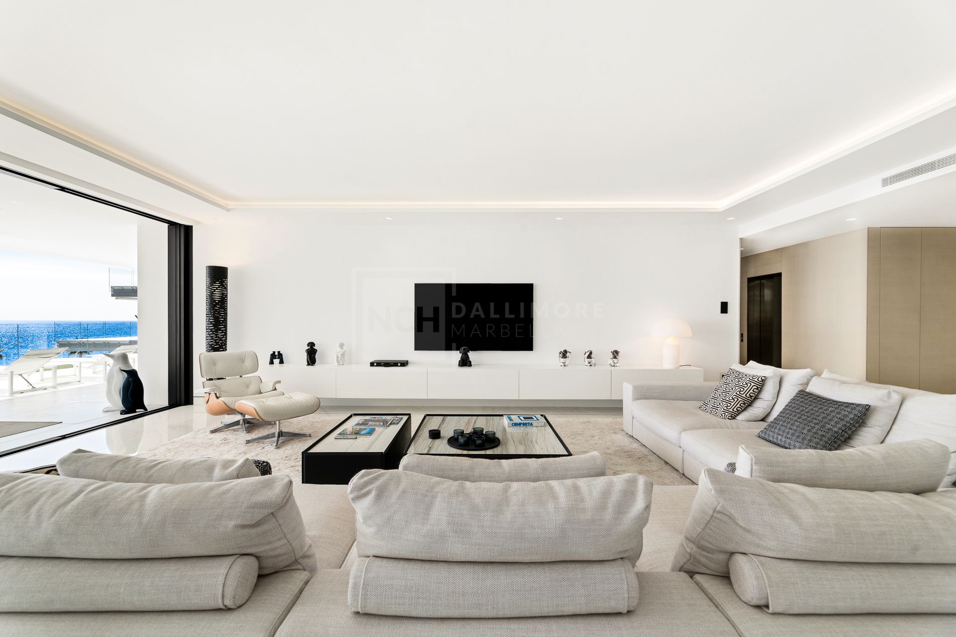 EXCLUSIVE BEACHFRONT APARTMENT IN ESTEPONA