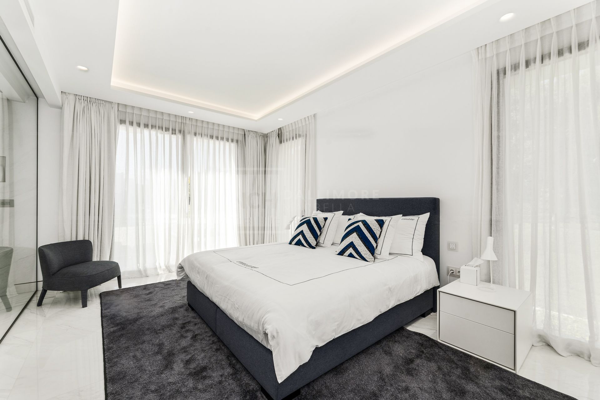 EXCLUSIVE BEACHFRONT APARTMENT IN ESTEPONA