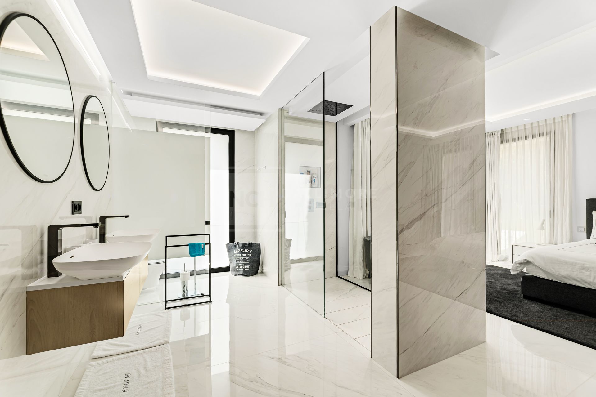 EXCLUSIVE BEACHFRONT APARTMENT IN ESTEPONA