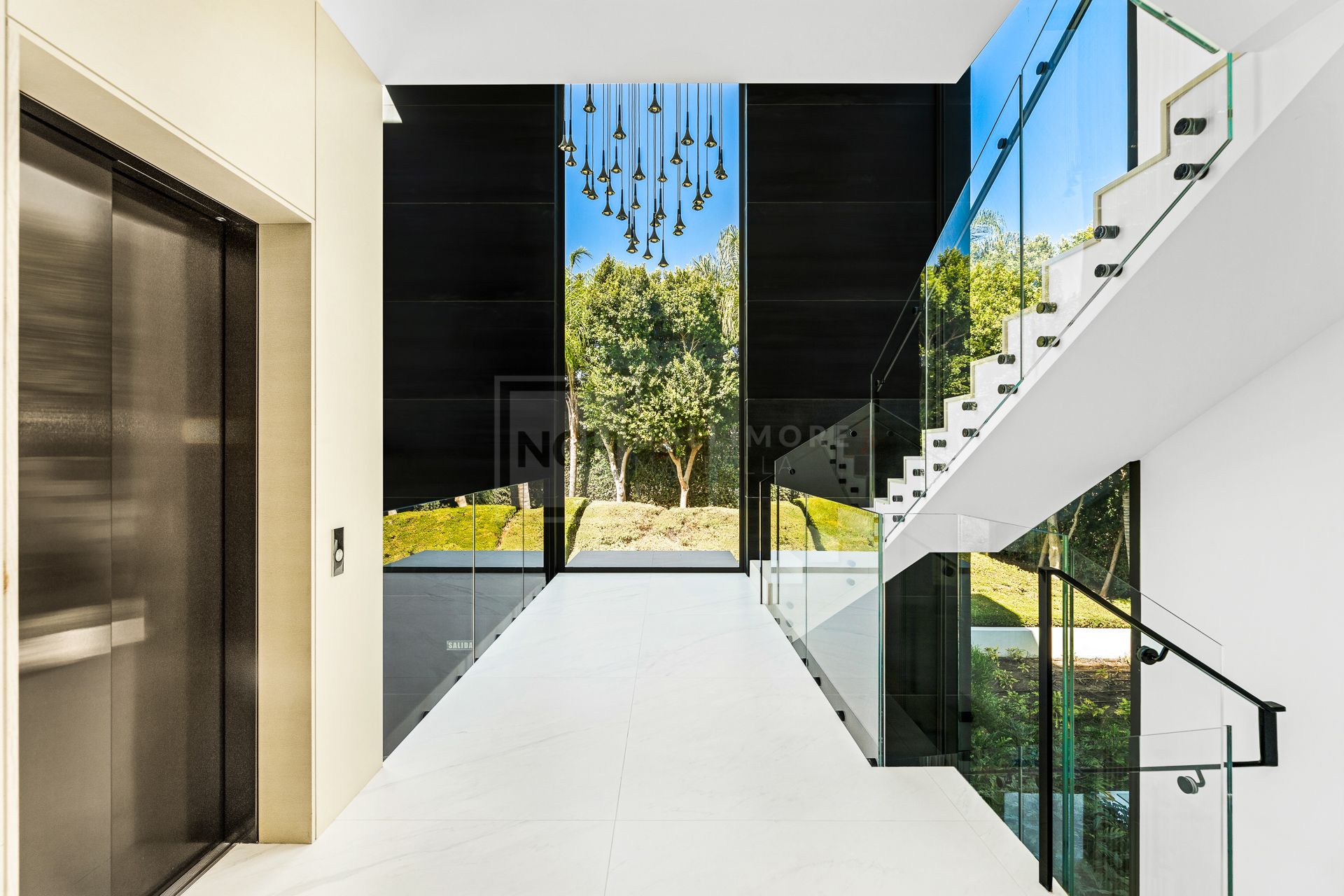 EXCLUSIVE BEACHFRONT APARTMENT IN ESTEPONA