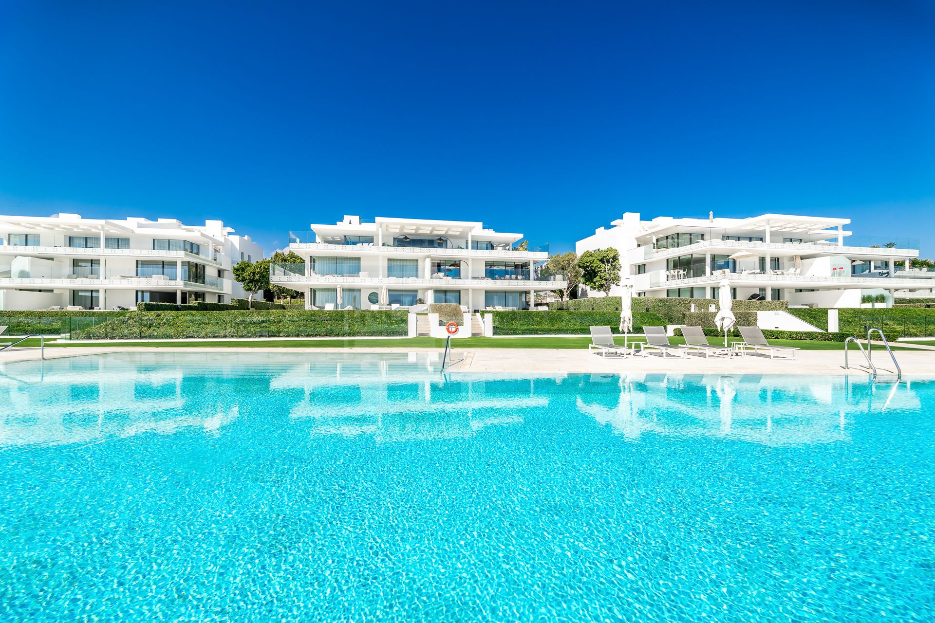 EXCLUSIVE BEACHFRONT APARTMENT IN ESTEPONA