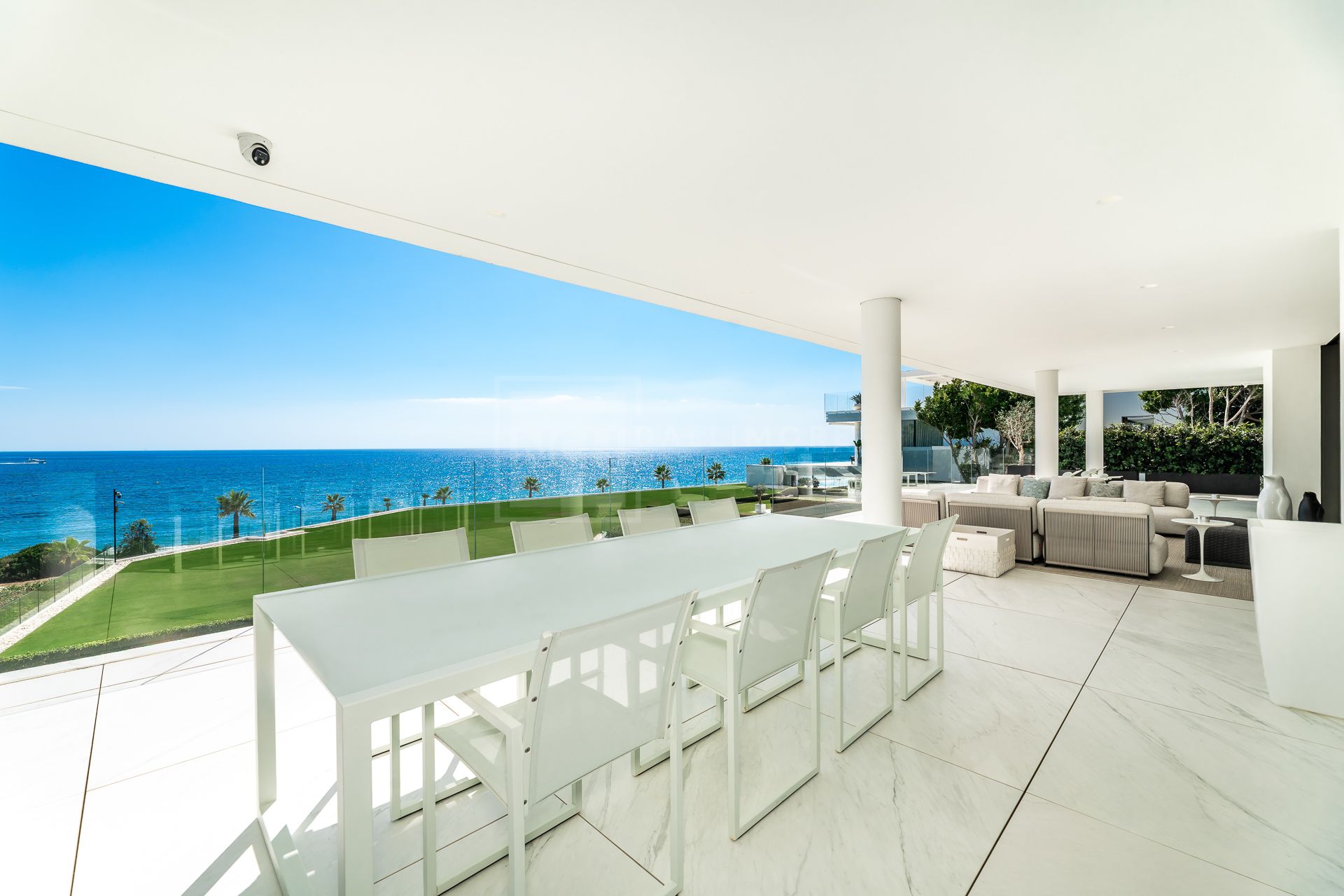 EXCLUSIVE BEACHFRONT APARTMENT IN ESTEPONA